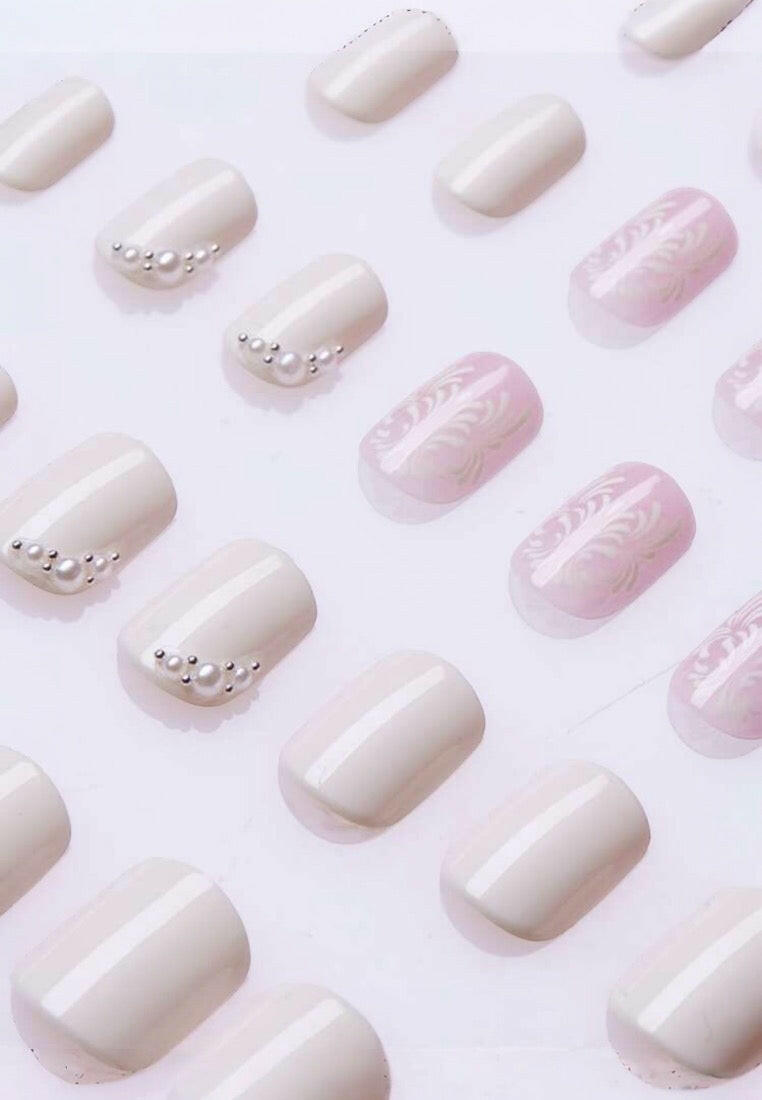 Get Glamorous With 24pcs Short Round Fake Nails With Paisley Pattern And Ivory White Design