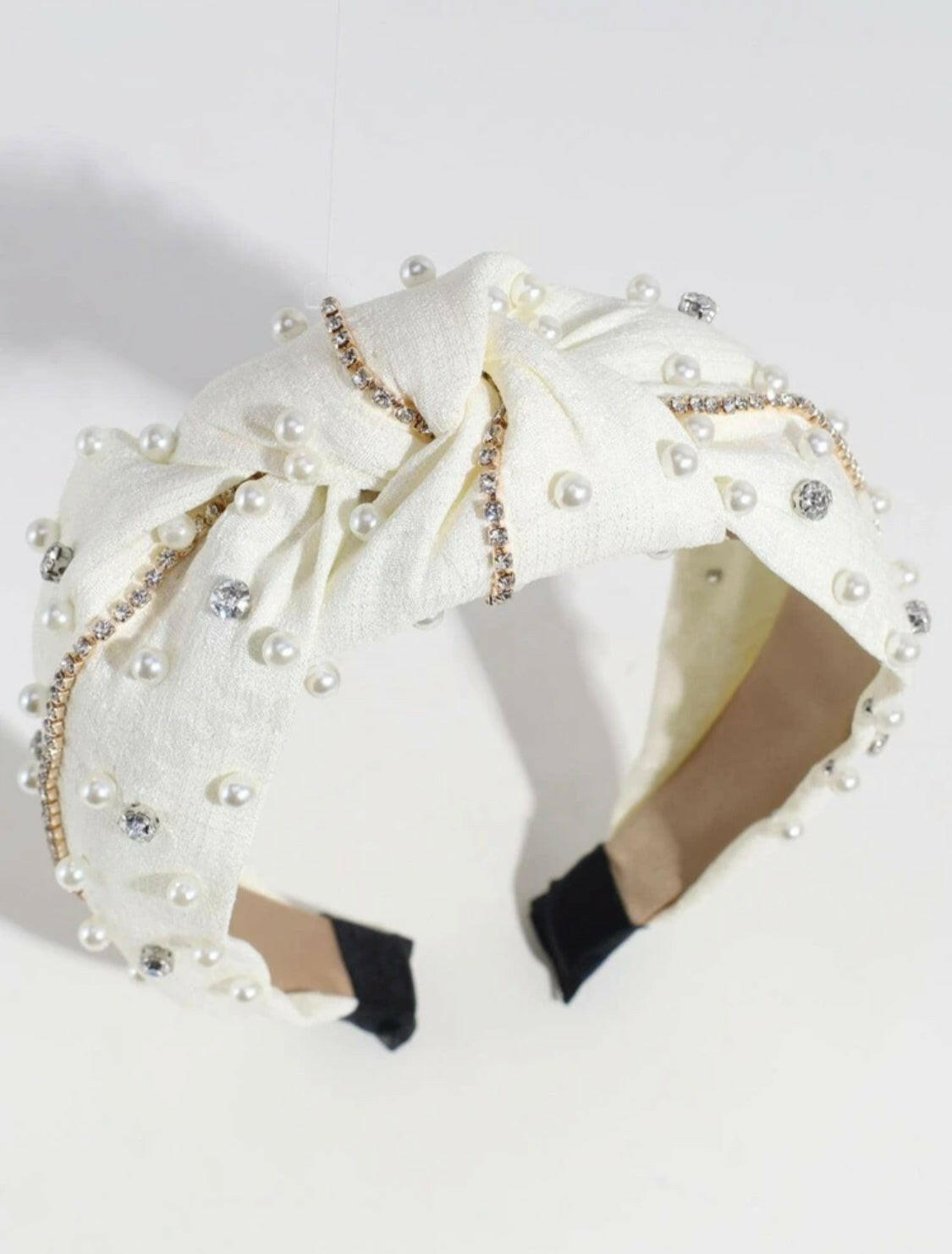 This White Rhinestone & Faux Pearl Decor Headband has been elegantly designed with white rhinestones and faux pearls for a look that’s glamorous and fashionable. Perfect for special occasions, this beautiful headband will elevate any style.