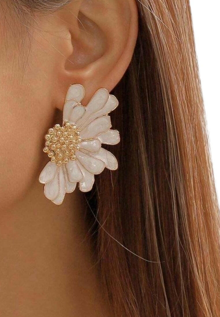 White Flower Design Stud Earrings