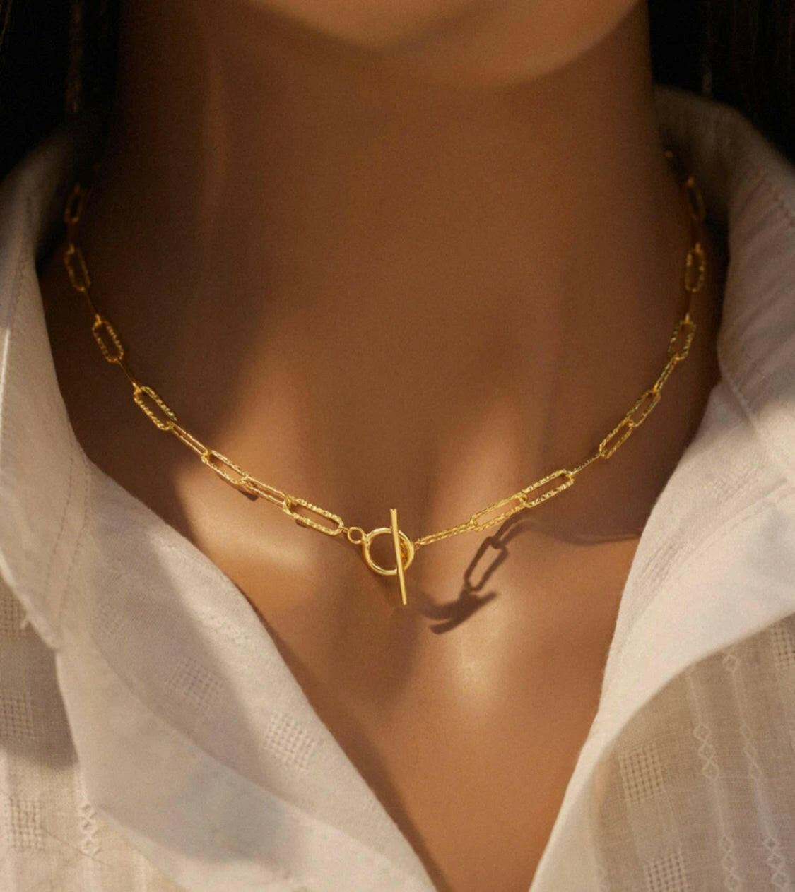 This Sterling Silver Buckle Minimalist Chain Necklace will add a touch of elegance to any look. Crafted with a classic minimalist design, this piece of jewelry is made from 925 sterling silver, adding a timeless classic to your wardrobe. Enjoy the minimalist design and timeless shine that this beautiful necklace offers.