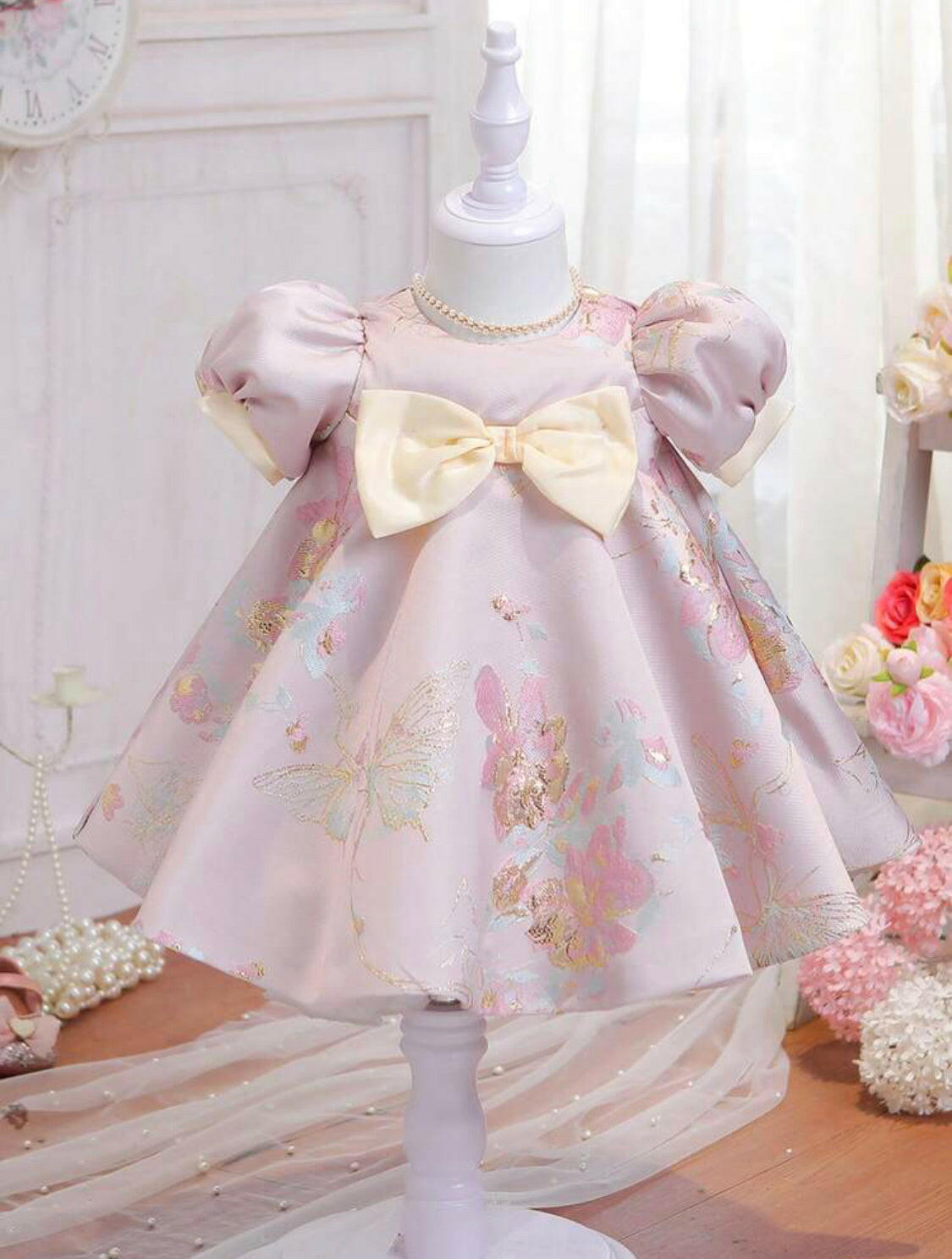 This Baby Girls Floral Print Bow Front Puff Sleeve Dress is perfect for a special occasion. Crafted with a delicate floral pattern and bow front details, this ultra-comfortable dress will provide your little one with all-day comfort. The puff sleeves add a charming touch to this beautiful piece.