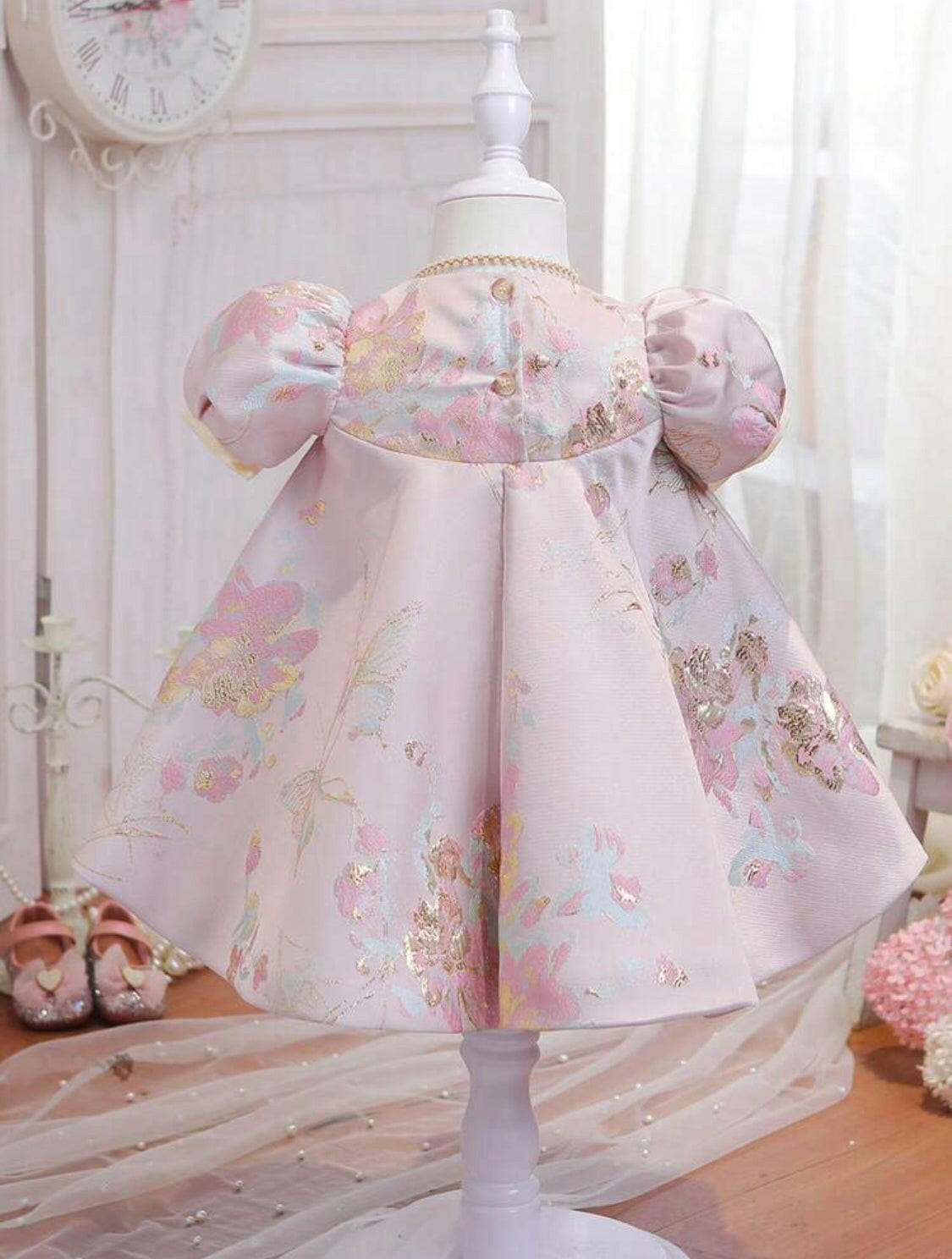 This Baby Girls Floral Print Bow Front Puff Sleeve Dress is perfect for a special occasion. Crafted with a delicate floral pattern and bow front details, this ultra-comfortable dress will provide your little one with all-day comfort. The puff sleeves add a charming touch to this beautiful piece.