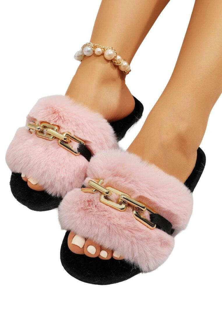 Fluffy bedroom slippers adorned with chain decorations, combining comfort and style. The slippers feature soft, plush material for coziness, complemented by delicate chains that add a touch of decorative flair to these comfortable indoor footwear.