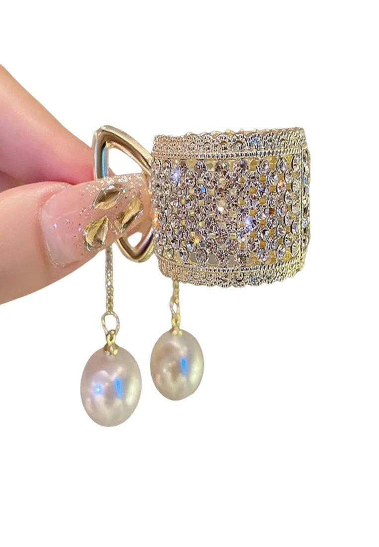 Hair claw adorned with rhinestones and faux pearls, offering a chic and stylish way to secure your hair.