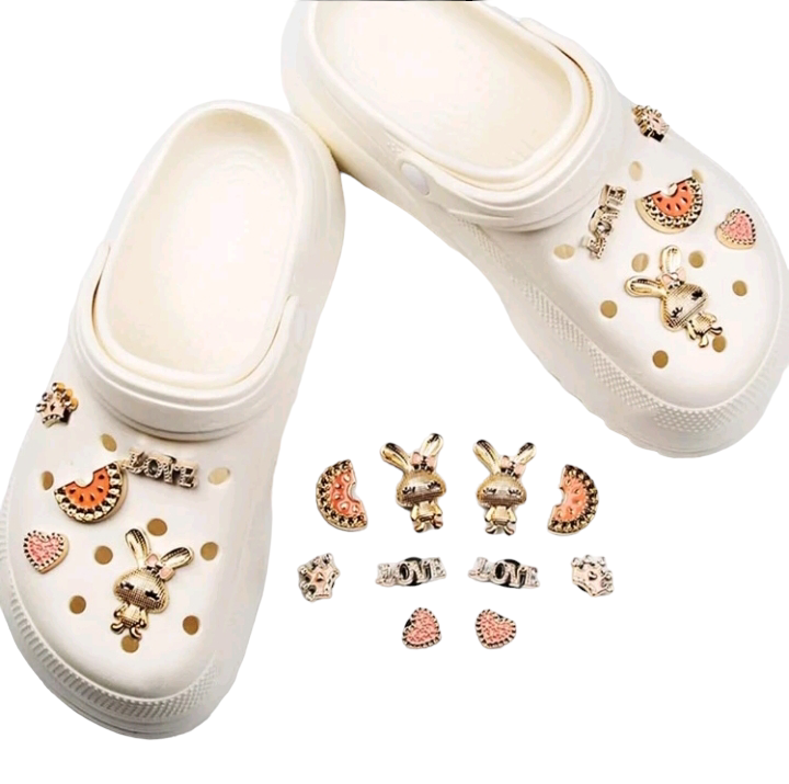 10pcs/set Detachable Flower & Buckle Accessory Decor Crown & Rabbit Shoe Decoration: A collection of ten detachable decorative accessories, including flower crowns and rabbit shoe decorations, designed to add charm and style to various fashion items.