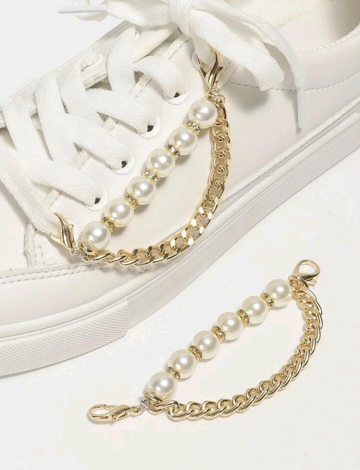 Two shoe decorations featuring faux pearl and chain embellishments. These shoe accessories add a touch of sophistication and elegance to your footwear, with faux pearls and dainty chains, creating a stylish and refined look.
