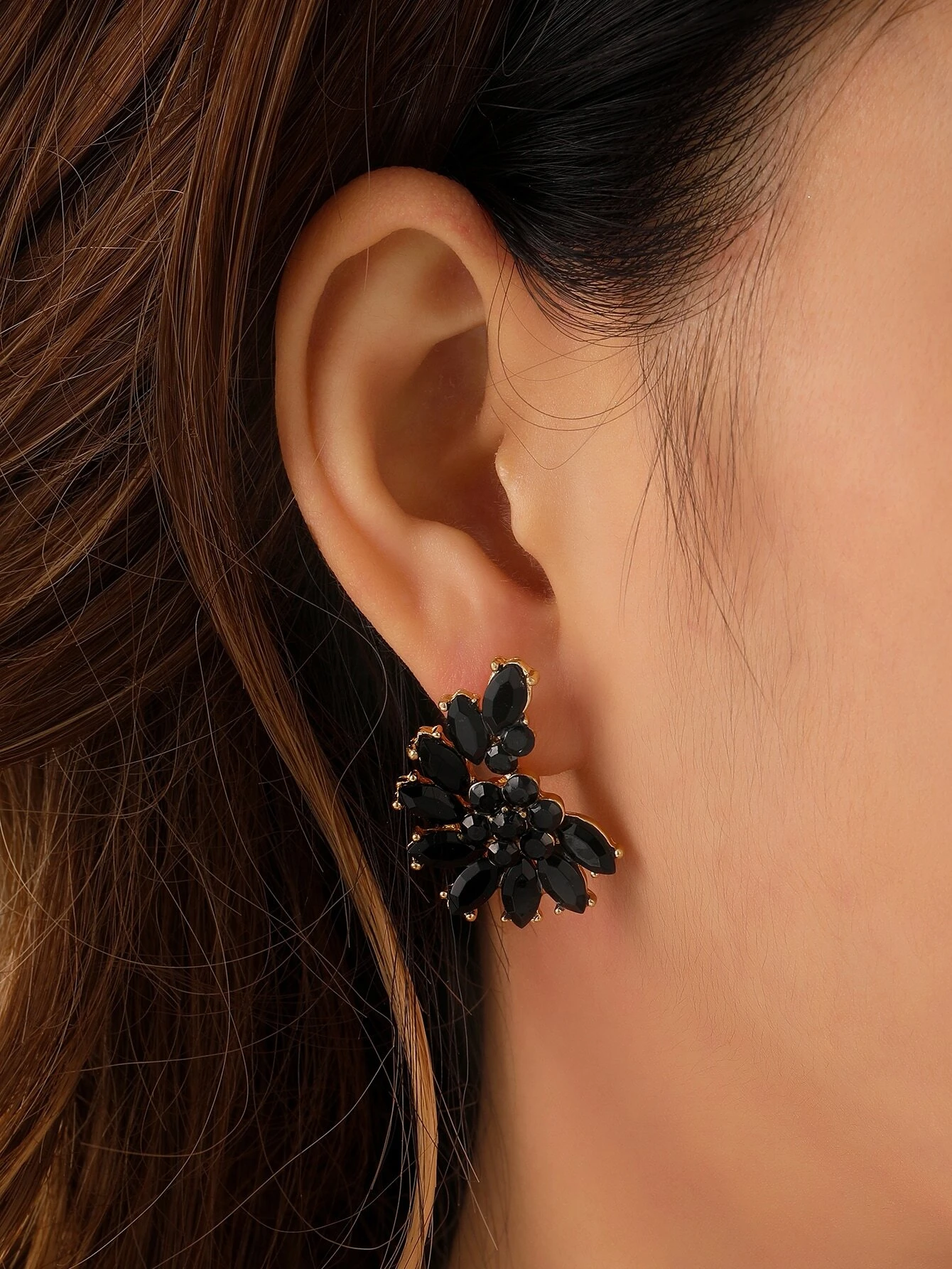 Black rhinestone decor stud earrings, elegant accessories featuring black gemstones, adding a touch of sophistication and sparkle to your look.