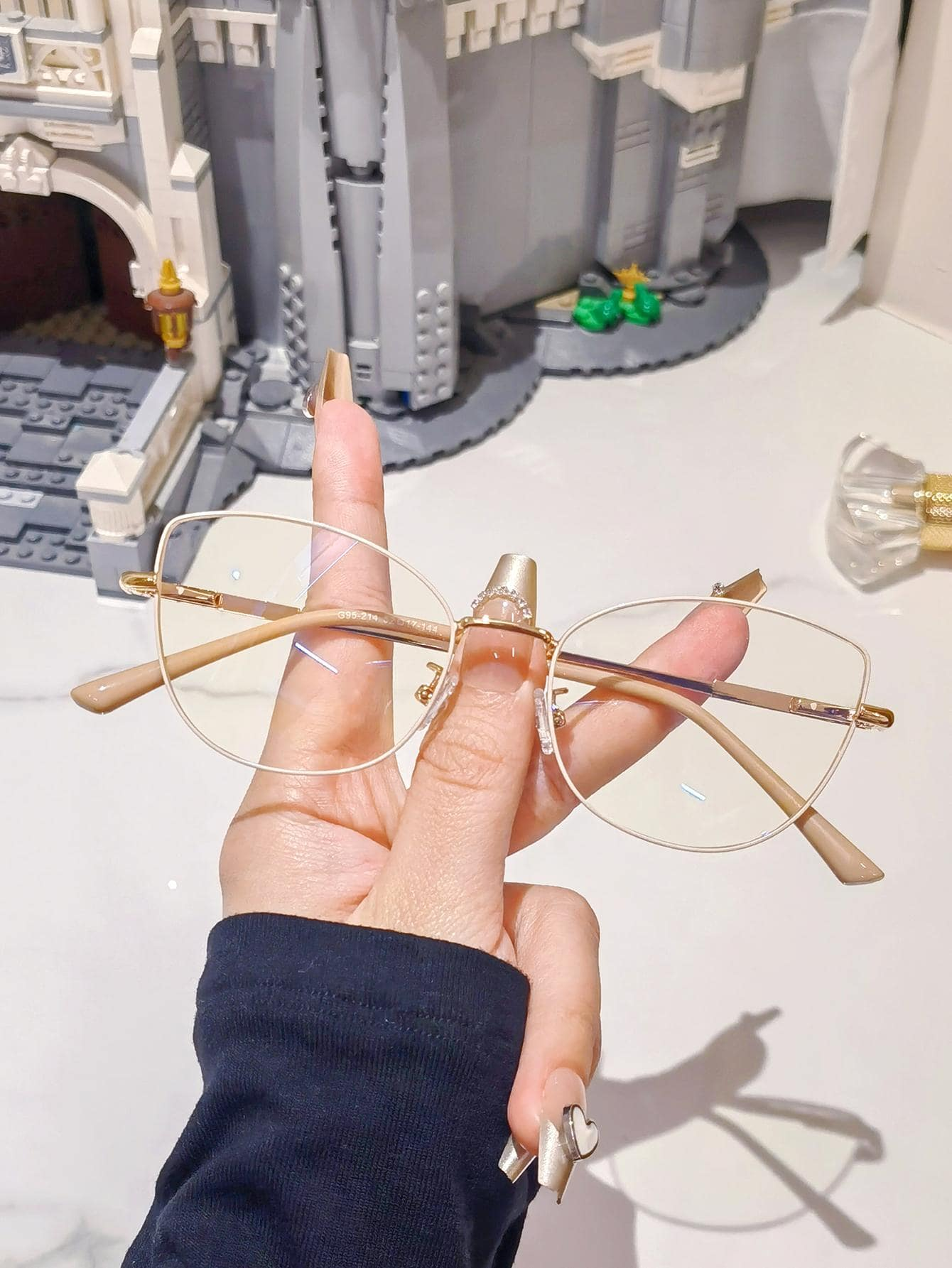 This pair of eyeglasses features a stylish metal frame and anti-blue light lenses to protect your eyes from digital device radiation. Its anti-reflection coating reduces glare and eyestrain for maximum comfort during extended use of digital devices.