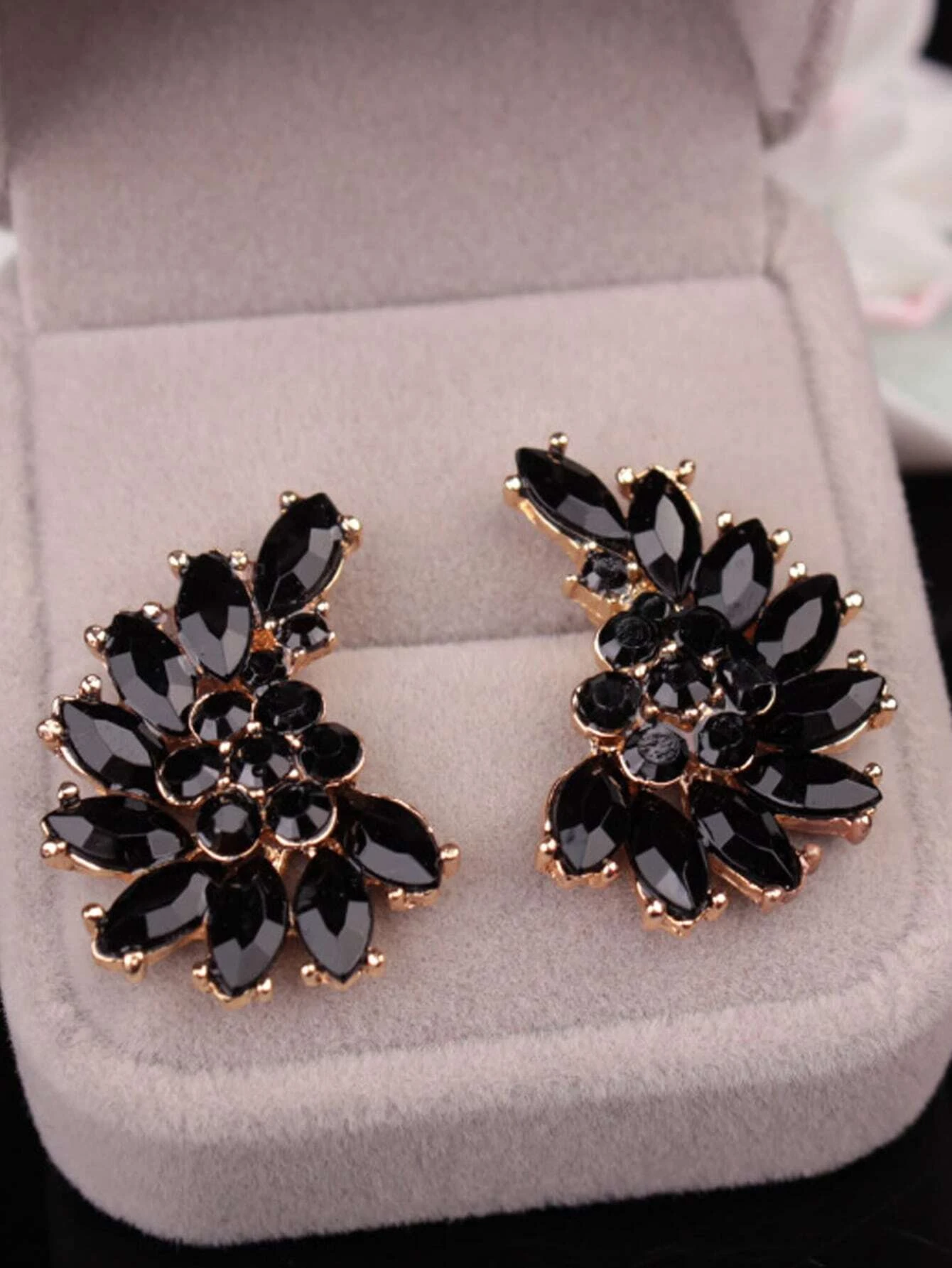 Black rhinestone decor stud earrings, elegant accessories featuring black gemstones, adding a touch of sophistication and sparkle to your look.