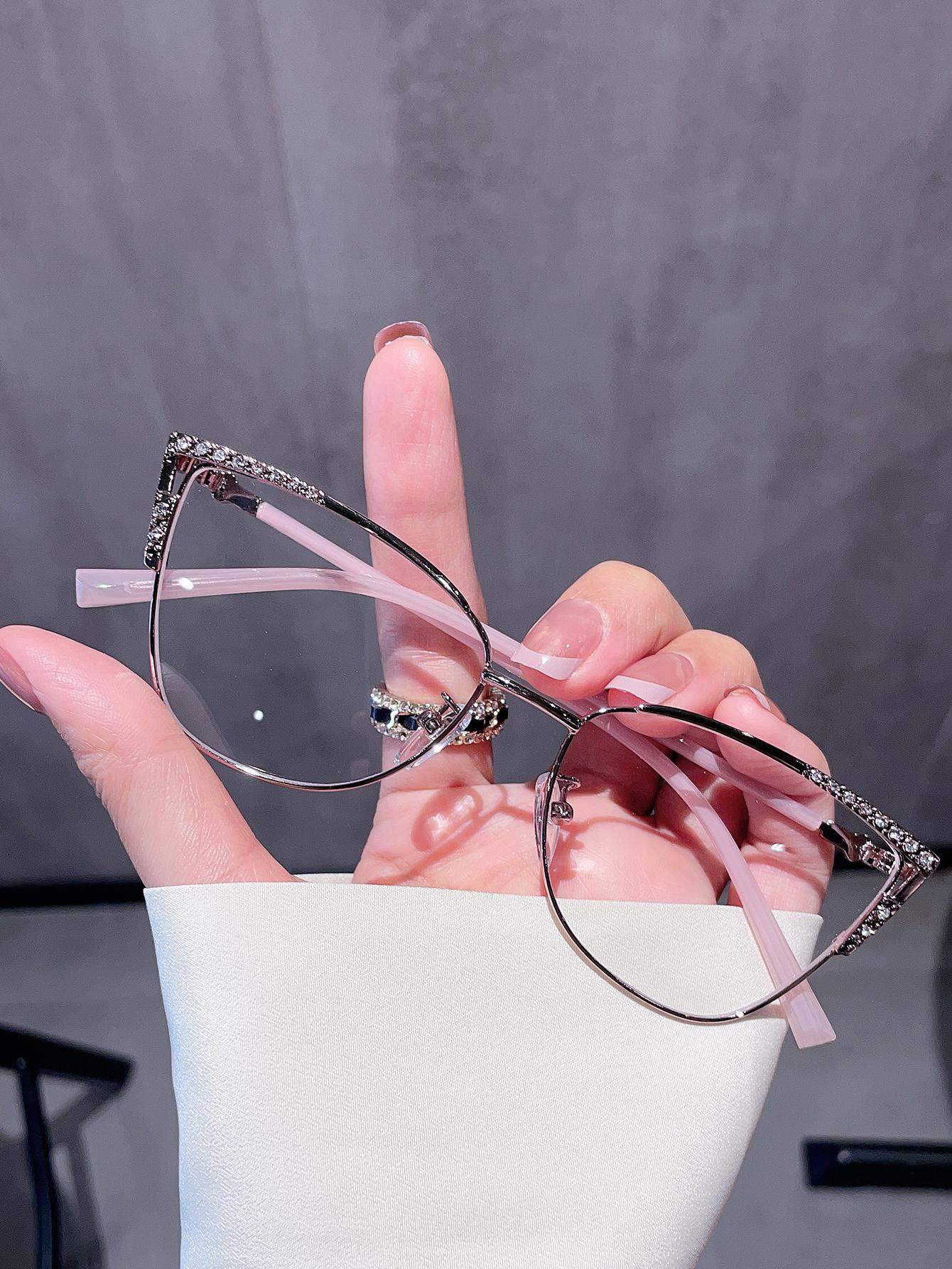 These glamorous Rhinestone Decor Cat Eye Eyeglasses offer a stylish look and superior anti-blue light protection. The stylish rhinestone detail blocks up to 40% of harmful blue light, while providing a classic cat eye look.