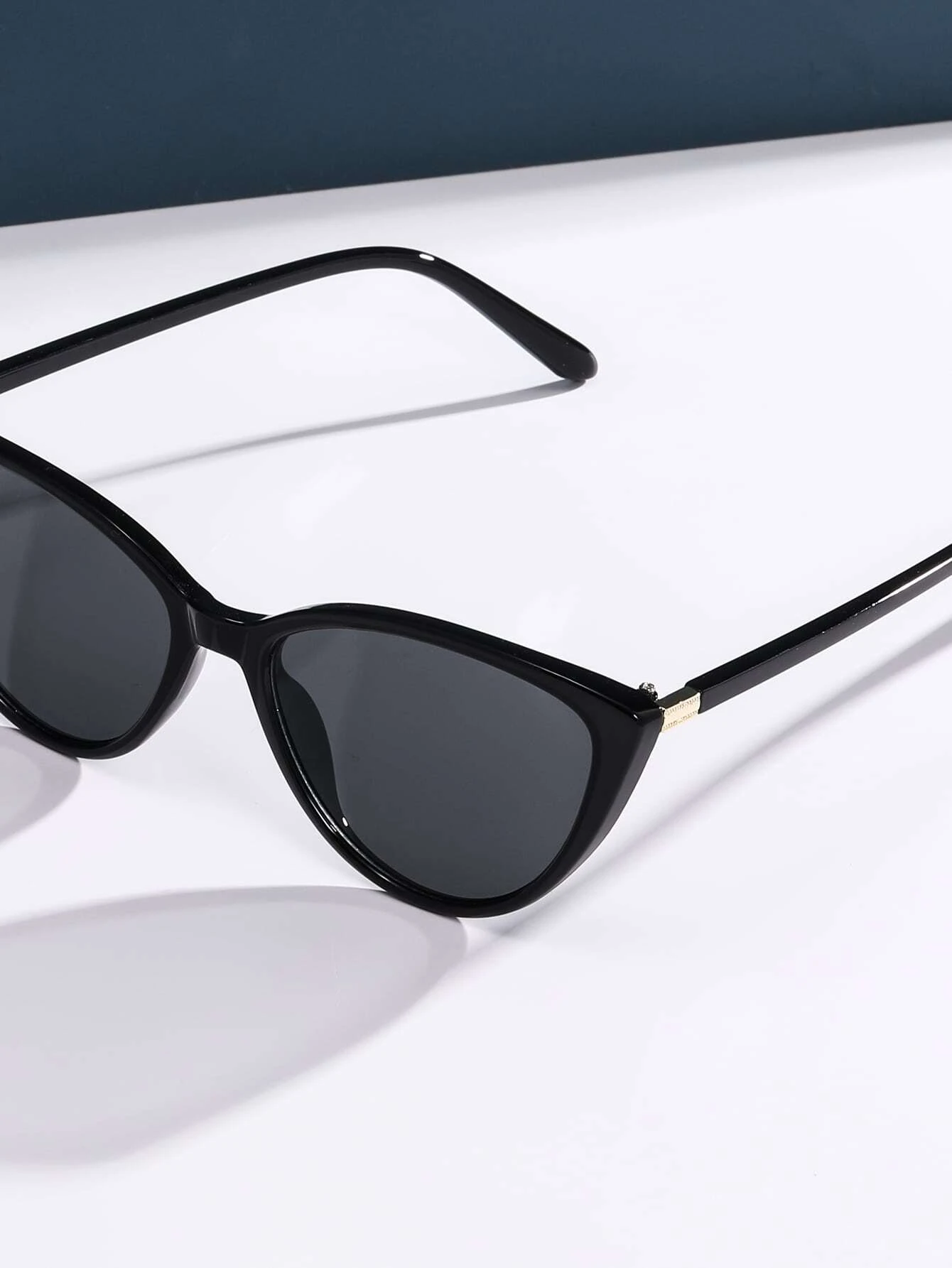 Cat Eye Fashion Sunglasses with a chic and captivating design. These sunglasses showcase the iconic cat-eye frame shape, adding a touch of elegance and trendiness to your eyewear collection.