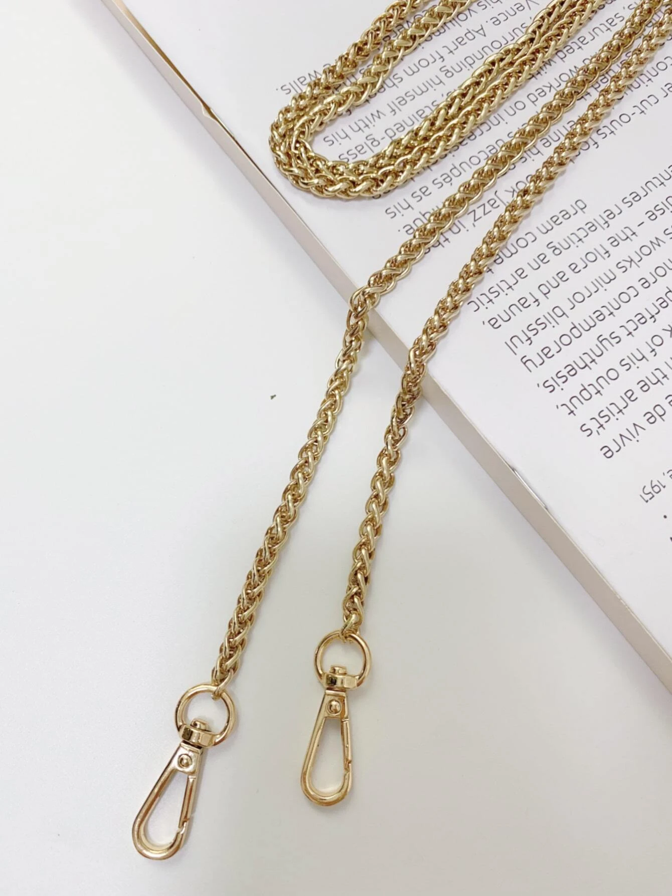 Bag strap with a chic metal chain design. This accessory adds a touch of urban elegance, enhancing the visual appeal of your bag with its trendy and stylish chain pattern.