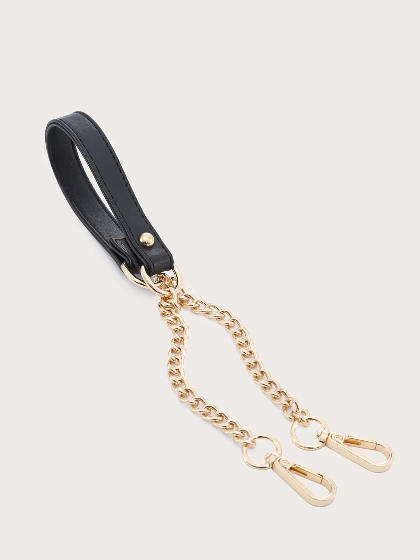 Bag strap featuring a chic chain design. This accessory adds a touch of urban elegance, enhancing the visual appeal of your bag with its trendy chain pattern.