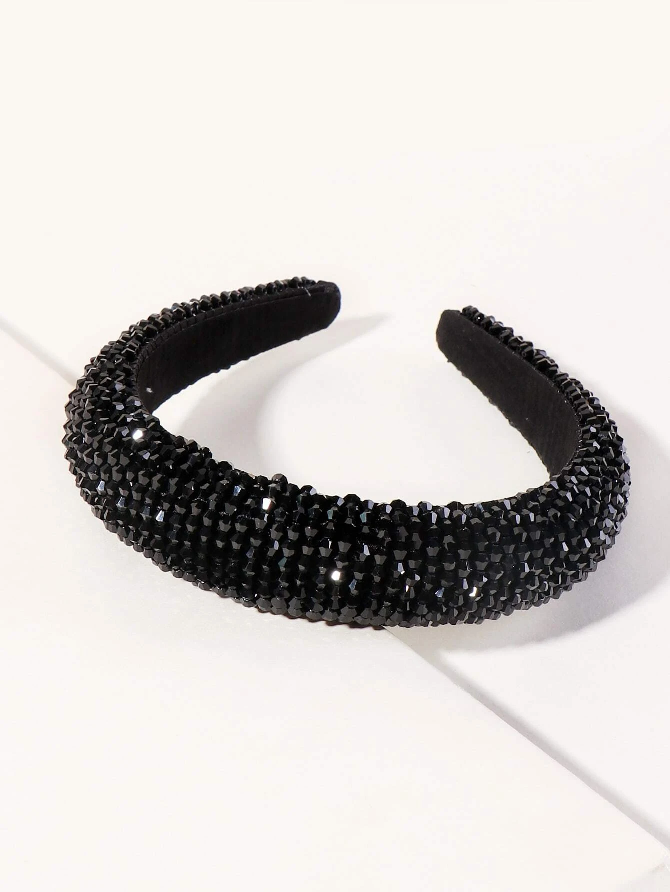 Hair hoop adorned with rhinestones, offering a stylish and dazzling accessory to enhance your hairstyle.