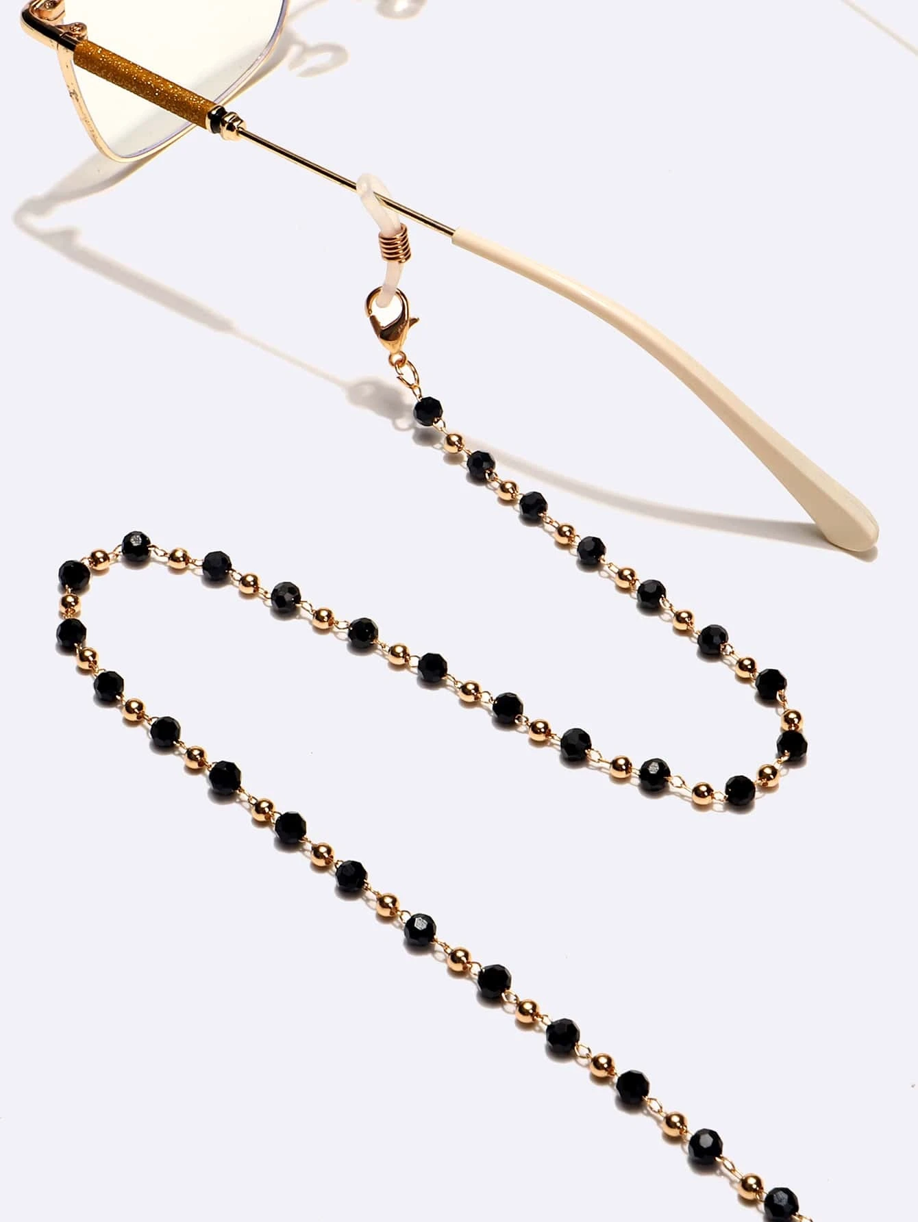 Crystal-decorated glasses chain, combining functionality and style to keep your eyewear secure while adding a touch of shimmering elegance to your look.