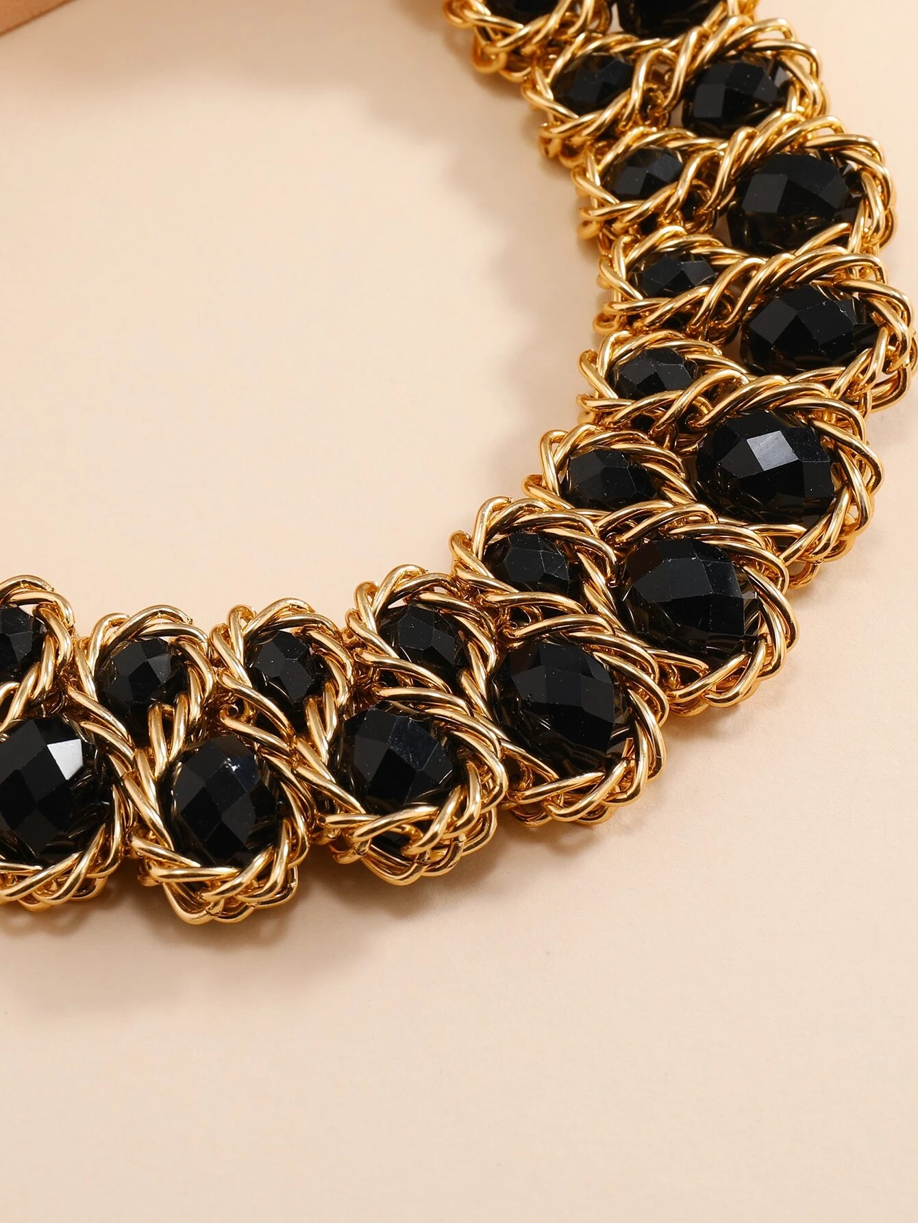 A necklace adorned with crystal decorations. The necklace features clear or colored crystals arranged in an artistic and eye-catching pattern. This accessory is elegant and versatile, adding a touch of sparkle and sophistication to various outfits.