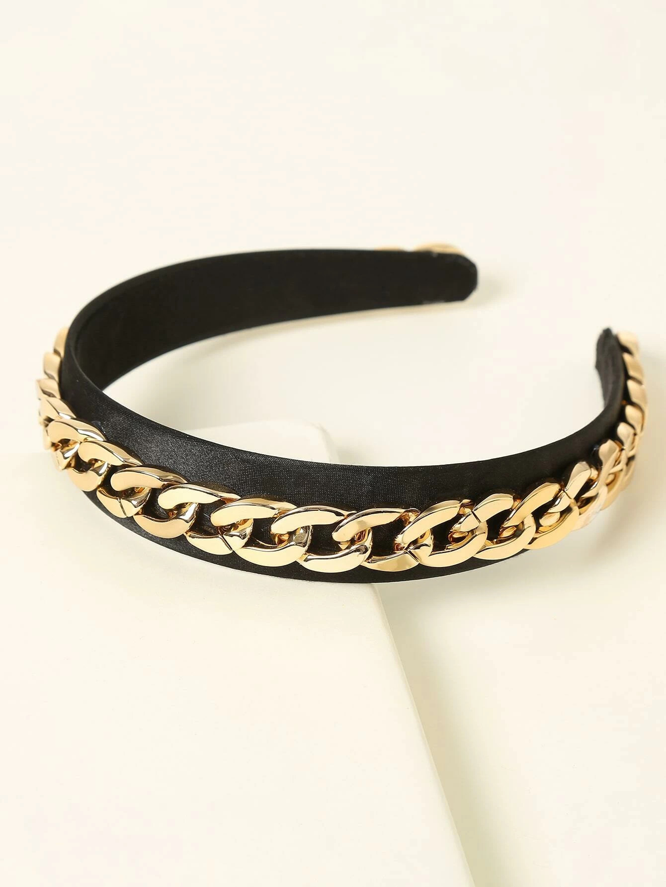 A hair hoop adorned with chain decorations, providing a stylish and trendy accessory to elevate your hairstyle.