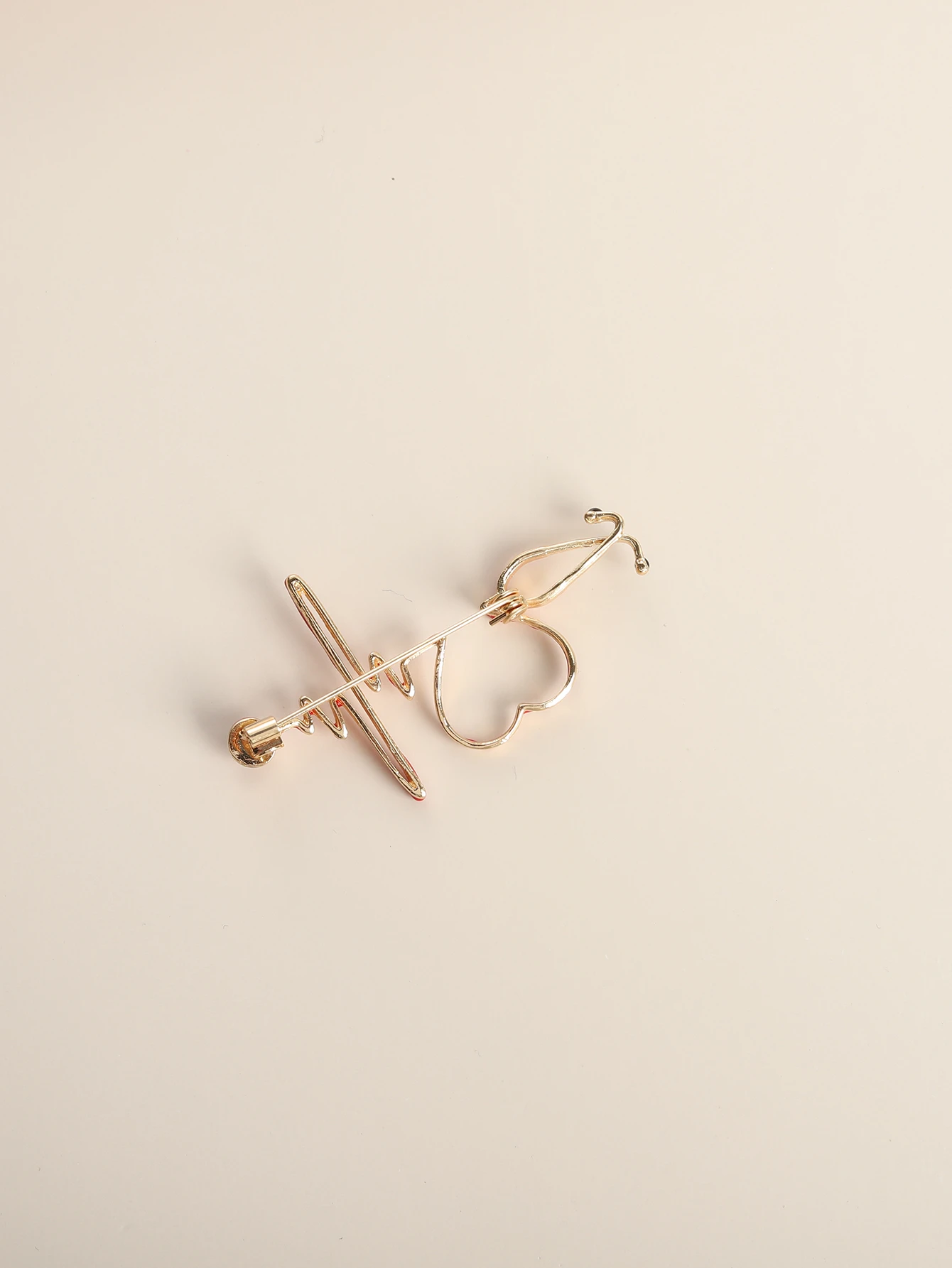 Brooch capturing a heart beating motif, symbolizing life and vitality, making for a captivating and meaningful accessory.