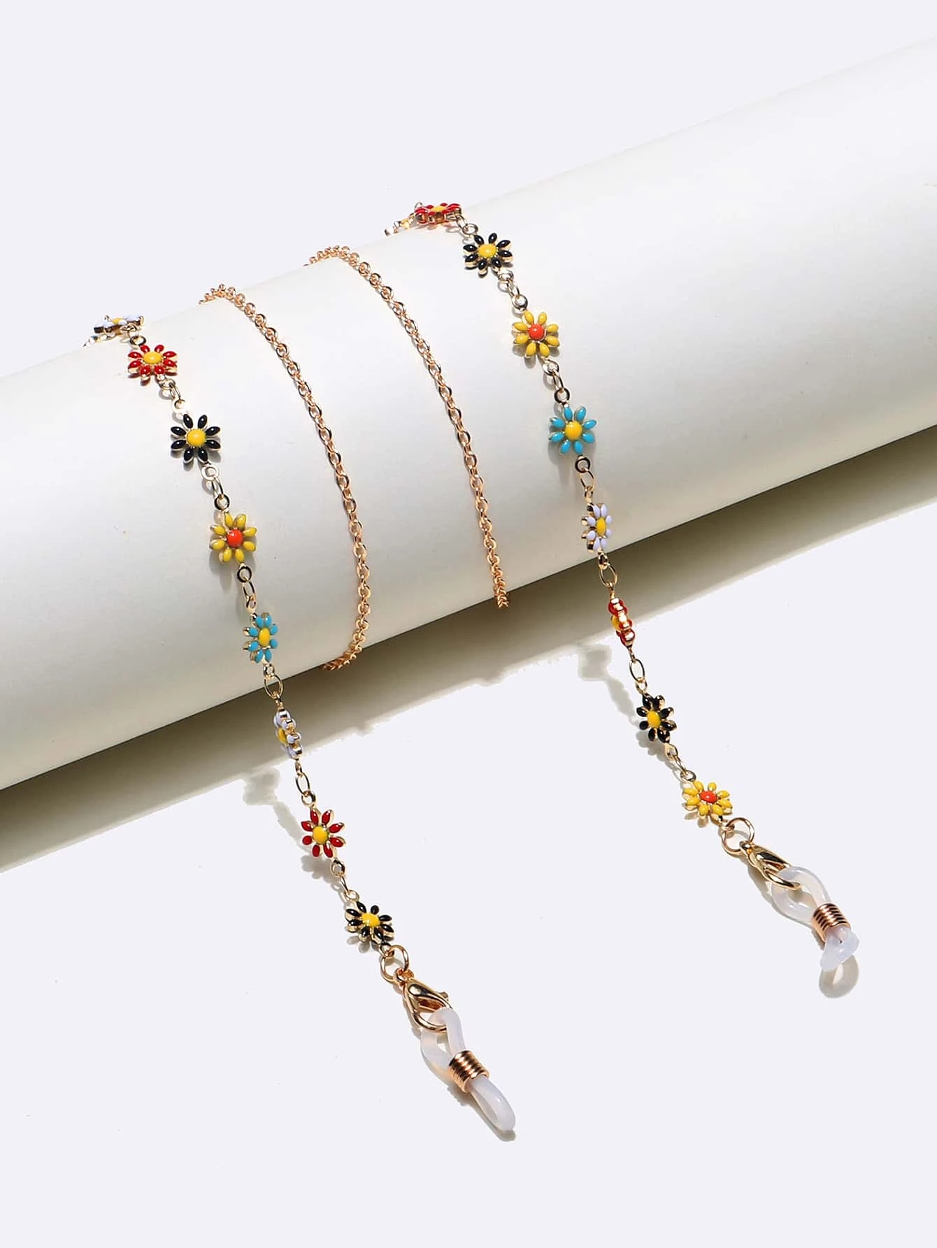 Glasses chain with flower decorations, a stylish and functional accessory for keeping your eyewear close and chic.