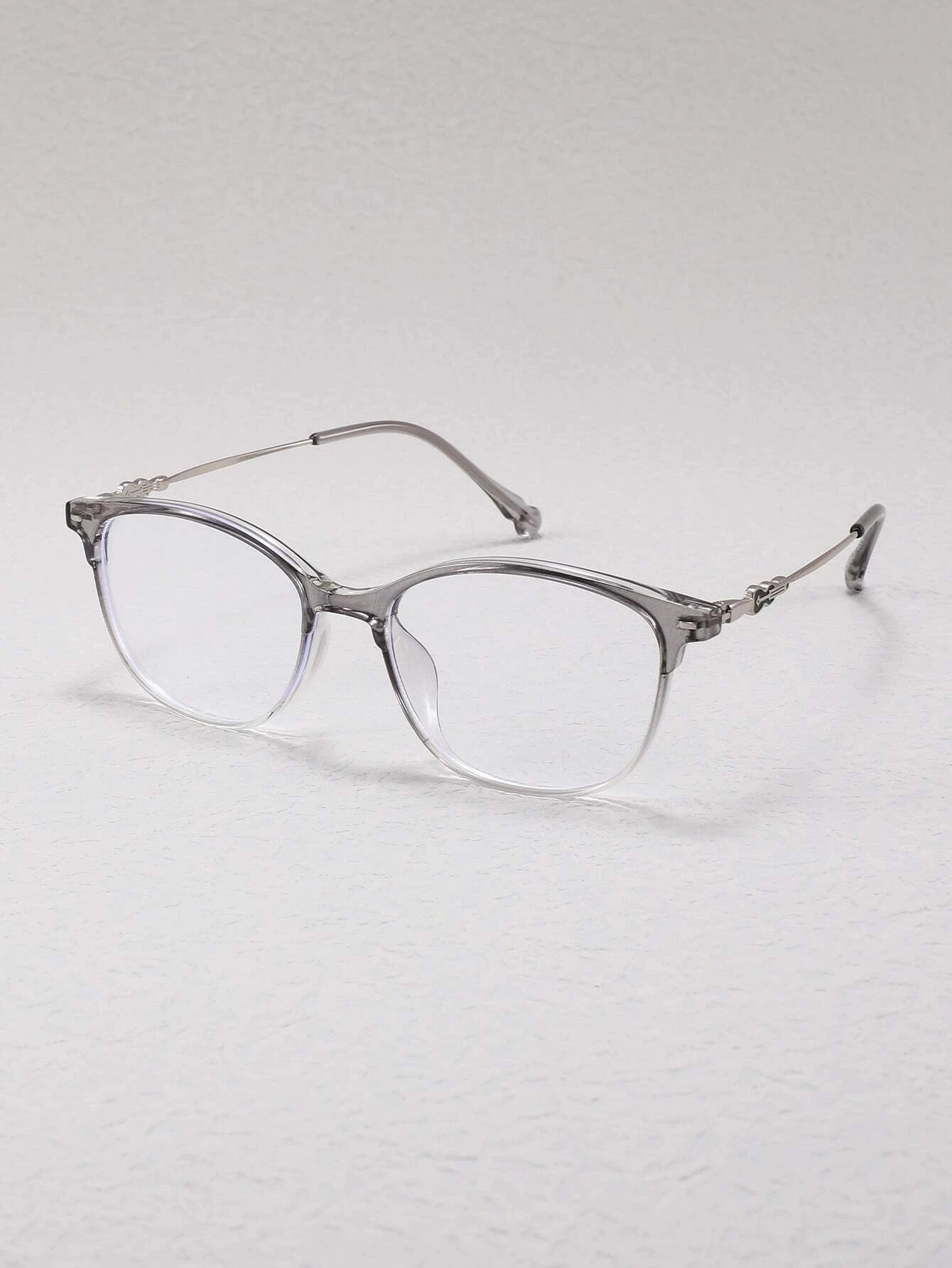 The Minimalist Frame Anti-Blue Light Eyeglasses block 99% of blue light, the wavelength emitted by digital devices, to reduce digital eye strain. The minimalistic frame ensures maximum comfort and style.