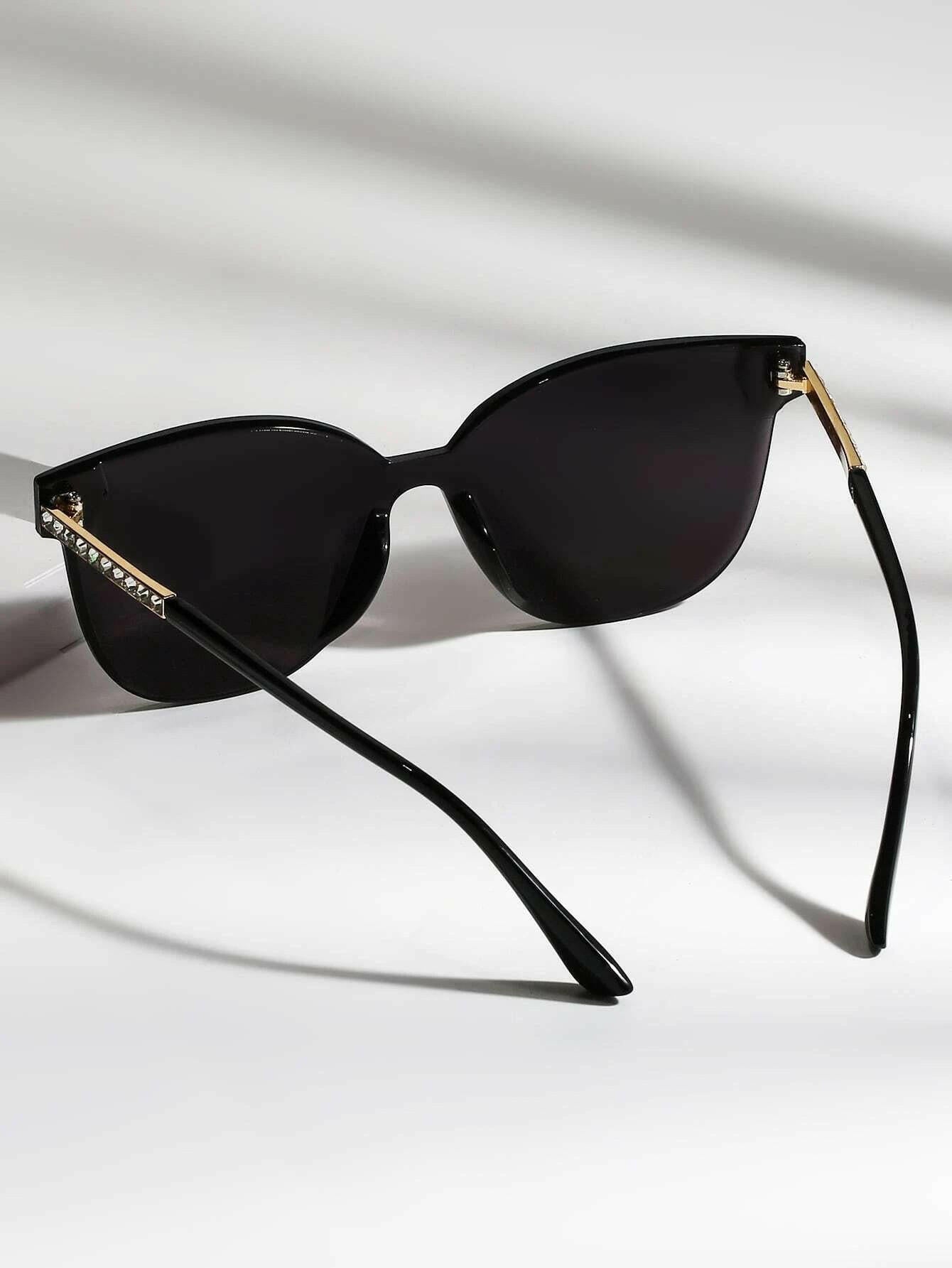 Timeless Classic Lens Sunglasses with a versatile and enduring design. These sunglasses feature traditional lenses and frames, offering a timeless and understated option for sun protection and style.