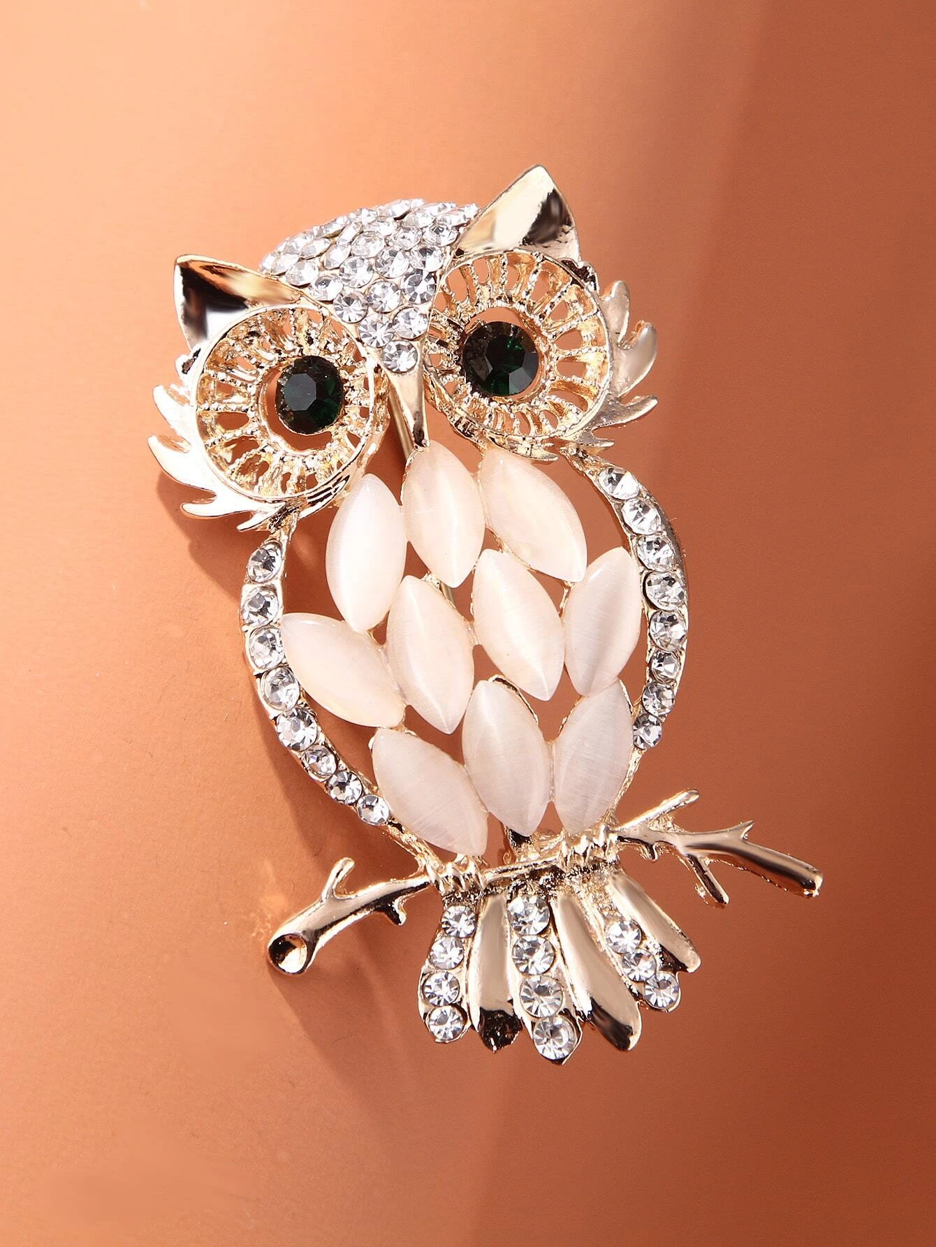 Brooch showcasing a detailed owl design, adorned with shimmering rhinestones, capturing the wisdom and allure of these majestic creatures in a glamorous and enchanting accessory.