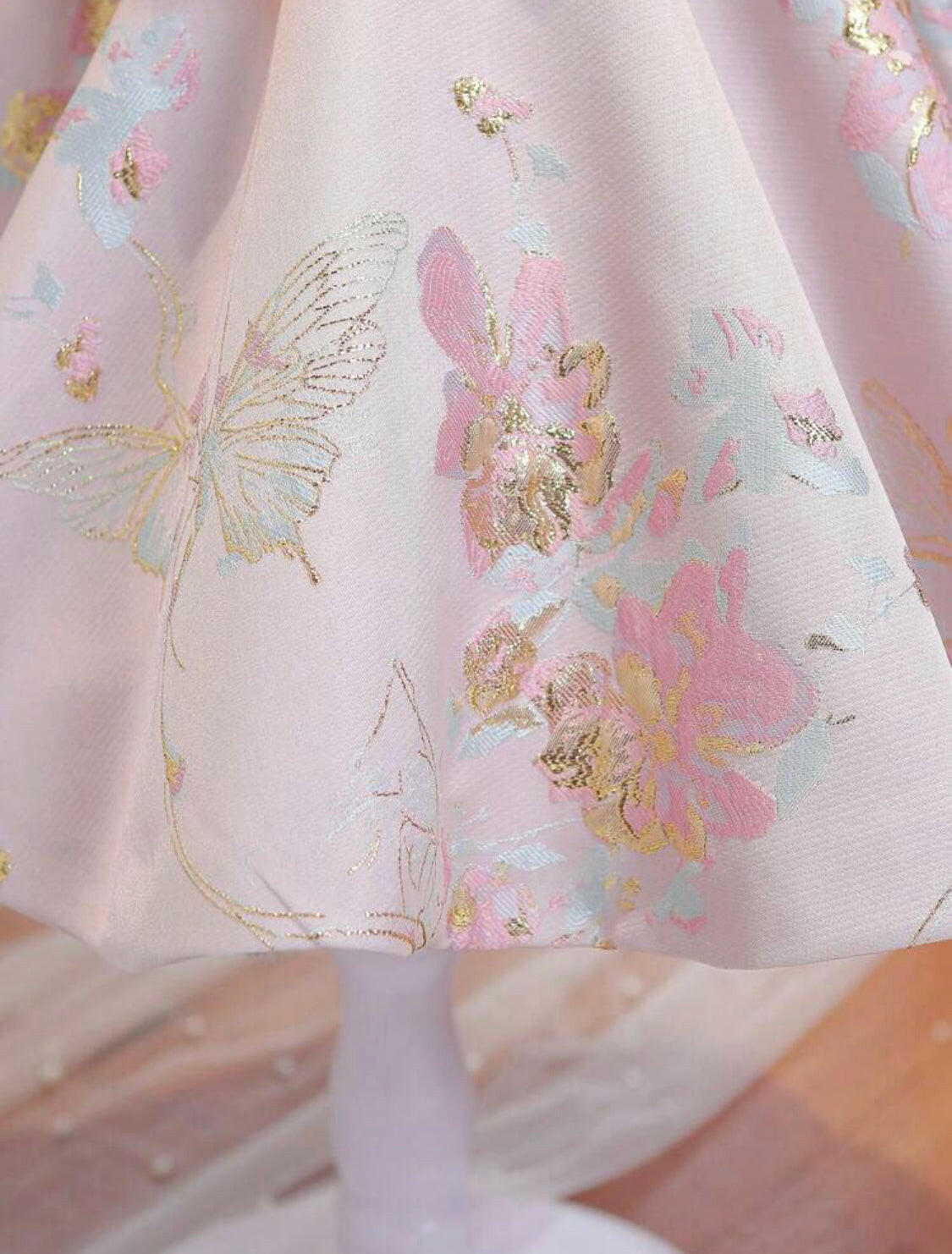 This Baby Girls Floral Print Bow Front Puff Sleeve Dress is perfect for a special occasion. Crafted with a delicate floral pattern and bow front details, this ultra-comfortable dress will provide your little one with all-day comfort. The puff sleeves add a charming touch to this beautiful piece.