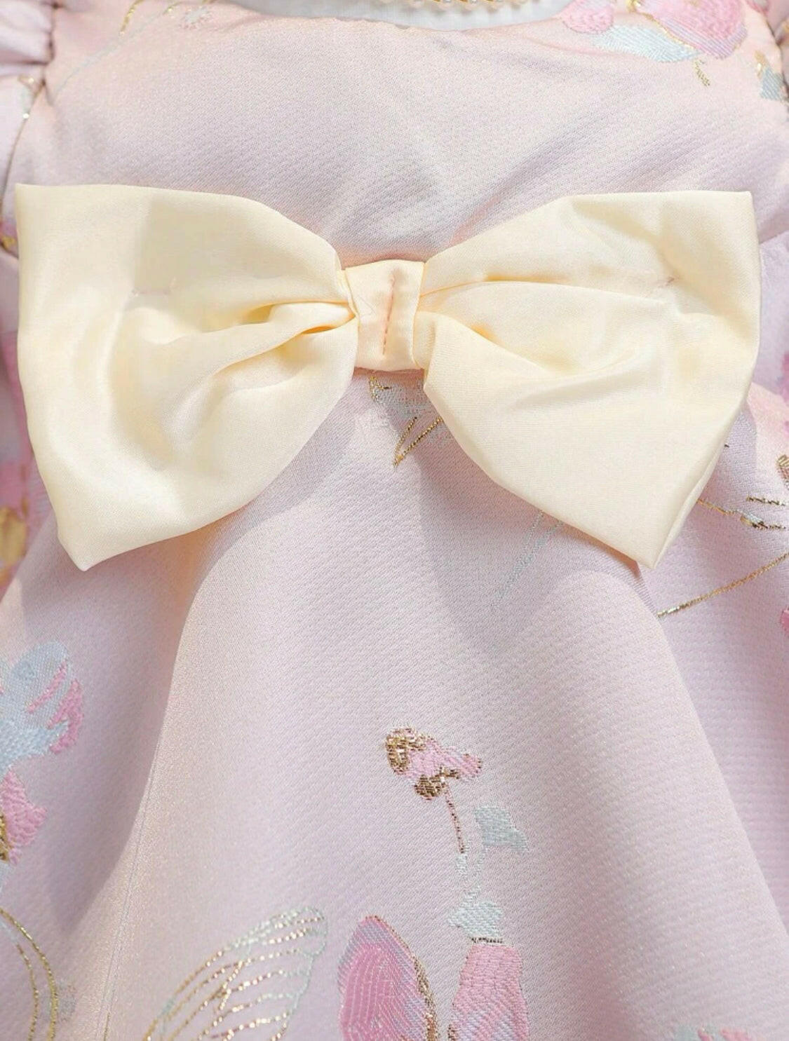 This Baby Girls Floral Print Bow Front Puff Sleeve Dress is perfect for a special occasion. Crafted with a delicate floral pattern and bow front details, this ultra-comfortable dress will provide your little one with all-day comfort. The puff sleeves add a charming touch to this beautiful piece.