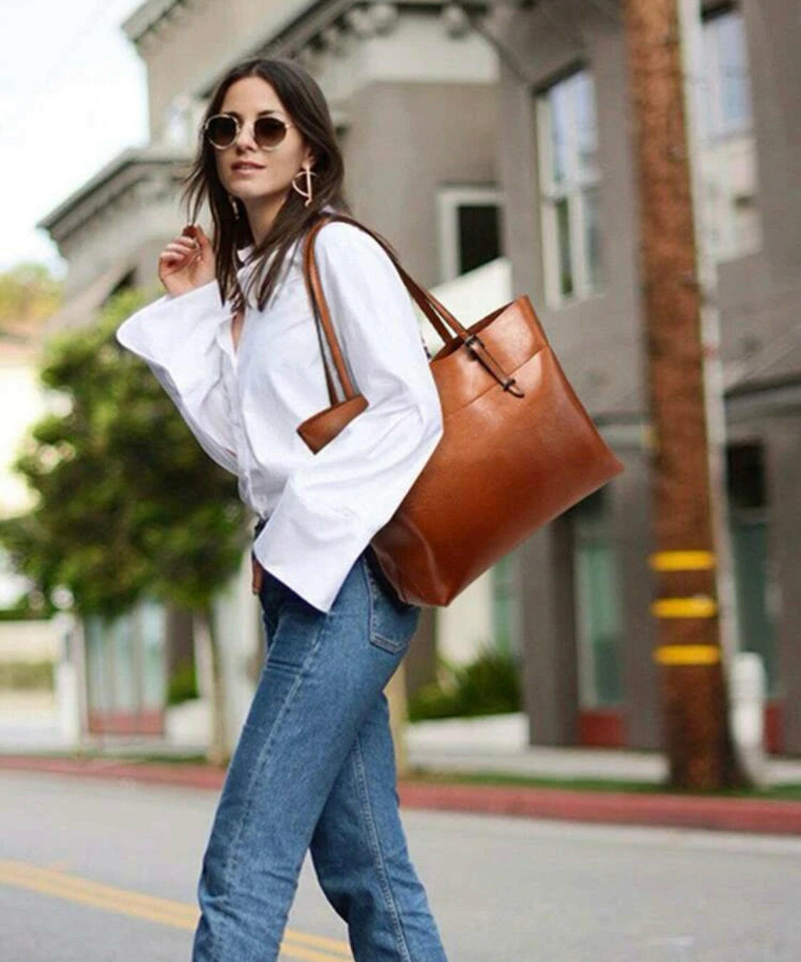 This artificial leather shoulder bag is perfect for day-to-day use. It features a convenient fixed shoulder strap and is made of high-quality, waterproof artificial leather. The bag is lightweight and comfortable for all-day use.