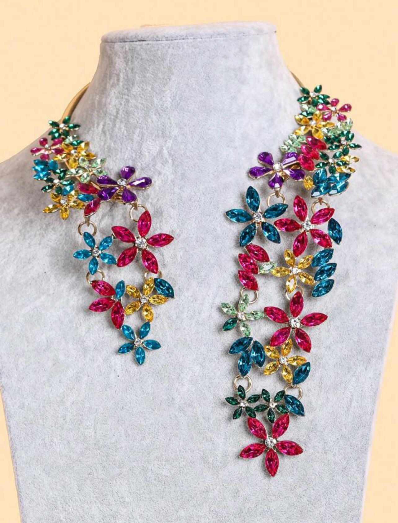 This Rhinestone Flower Decor Necklace is a stunning piece of jewelry that adds a touch of elegance to any outfit. The intricate rhinestone flower design is sure to catch the eye and make a statement. Hand-crafted with care, this necklace is a perfect accessory for any occasion.
