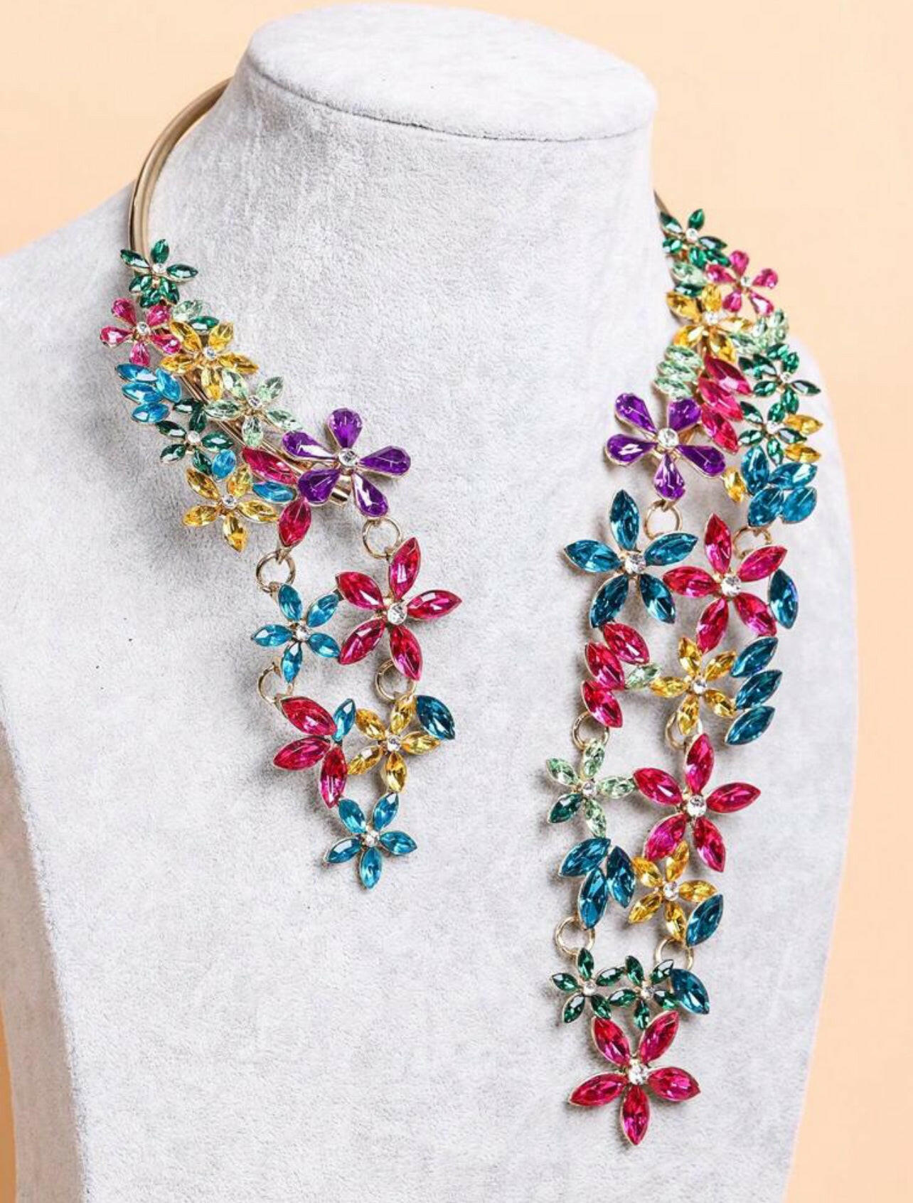 This Rhinestone Flower Decor Necklace is a stunning piece of jewelry that adds a touch of elegance to any outfit. The intricate rhinestone flower design is sure to catch the eye and make a statement. Hand-crafted with care, this necklace is a perfect accessory for any occasion.