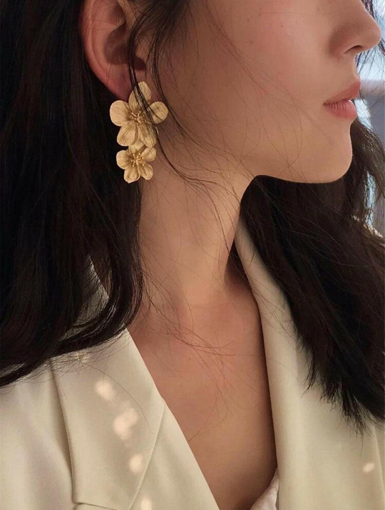 These elegant Flower Drop Earrings are the perfect accessory for any outfit. Made with high-quality materials, these earrings feature delicate and intricate flower designs that will add a touch of charm to your look. Elevate your style with these stunning earrings and make a statement wherever you go.