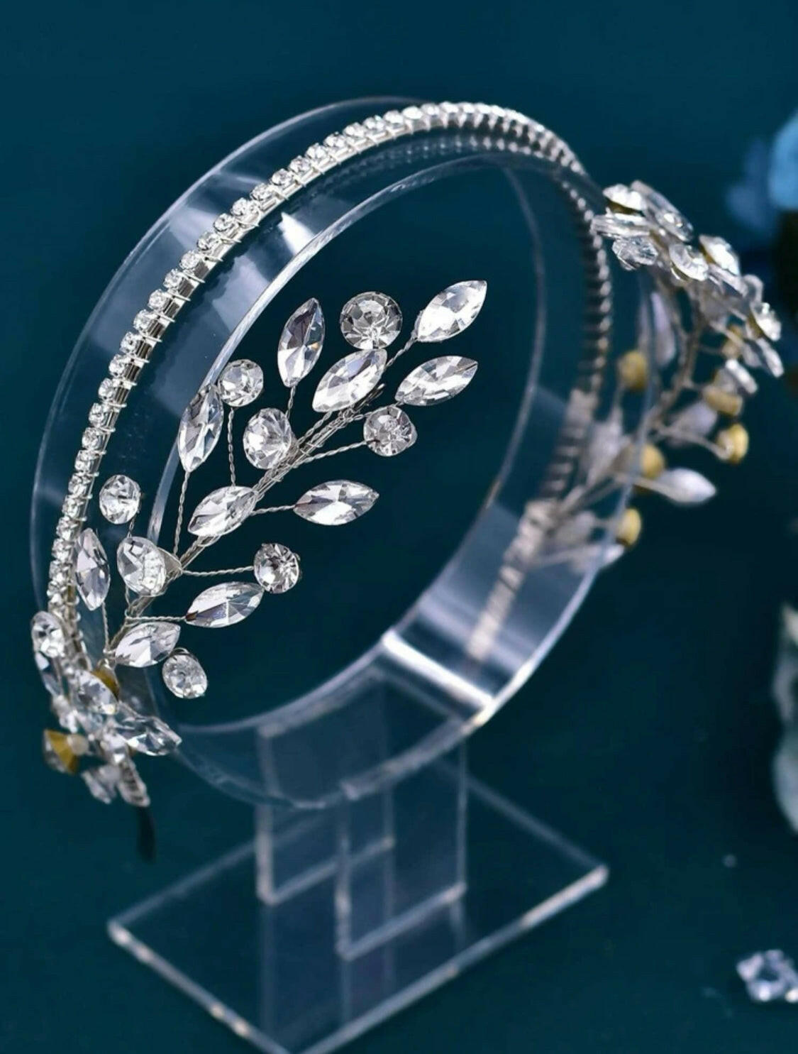 This Rhinestone Leaf Decor Glamorous elegant Bride Headband is the perfect final accessory for the discerning bride. Eye-catching rhinestones set against a stunning leaf design add an air of sophistication to any bridal look. Crafted from durable materials, this headband will remain a timeless keepsake for years to come.