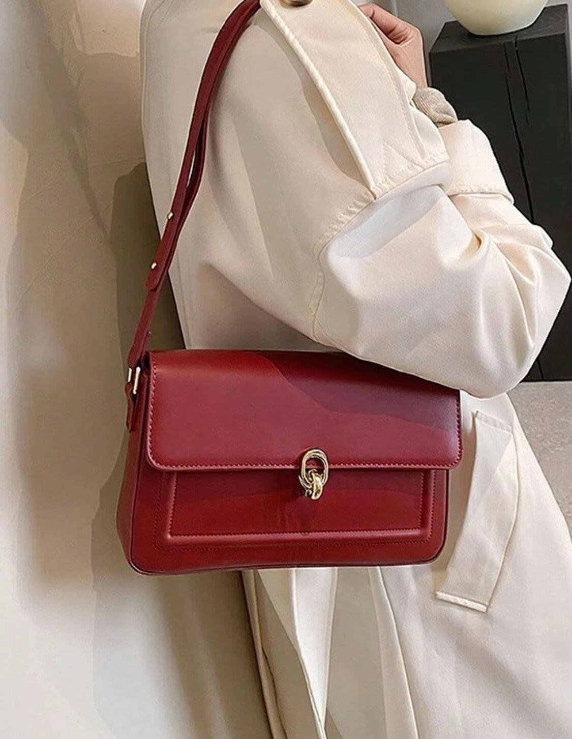 Simple and stylish, this Solid Color Simple Design Shoulder Bag is a chic pick for your everyday errands. Crafted from premium material, this bag is designed to last and is perfect for carrying all your essentials in a sophisticated style.