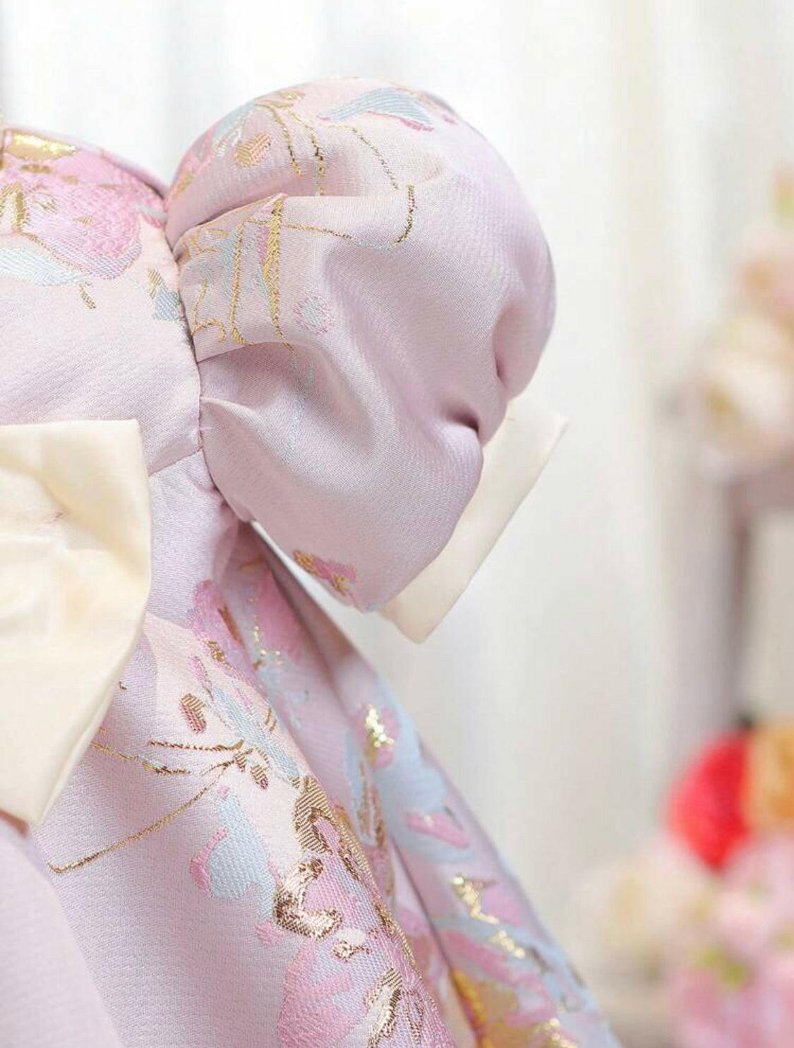 This Baby Girls Floral Print Bow Front Puff Sleeve Dress is perfect for a special occasion. Crafted with a delicate floral pattern and bow front details, this ultra-comfortable dress will provide your little one with all-day comfort. The puff sleeves add a charming touch to this beautiful piece.