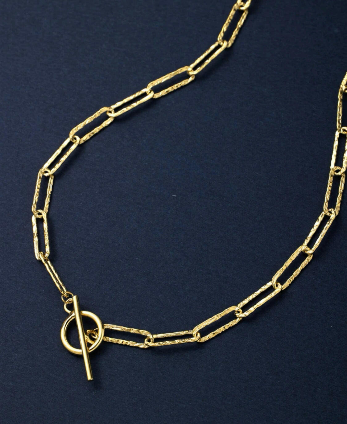 This Sterling Silver Buckle Minimalist Chain Necklace will add a touch of elegance to any look. Crafted with a classic minimalist design, this piece of jewelry is made from 925 sterling silver, adding a timeless classic to your wardrobe. Enjoy the minimalist design and timeless shine that this beautiful necklace offers.