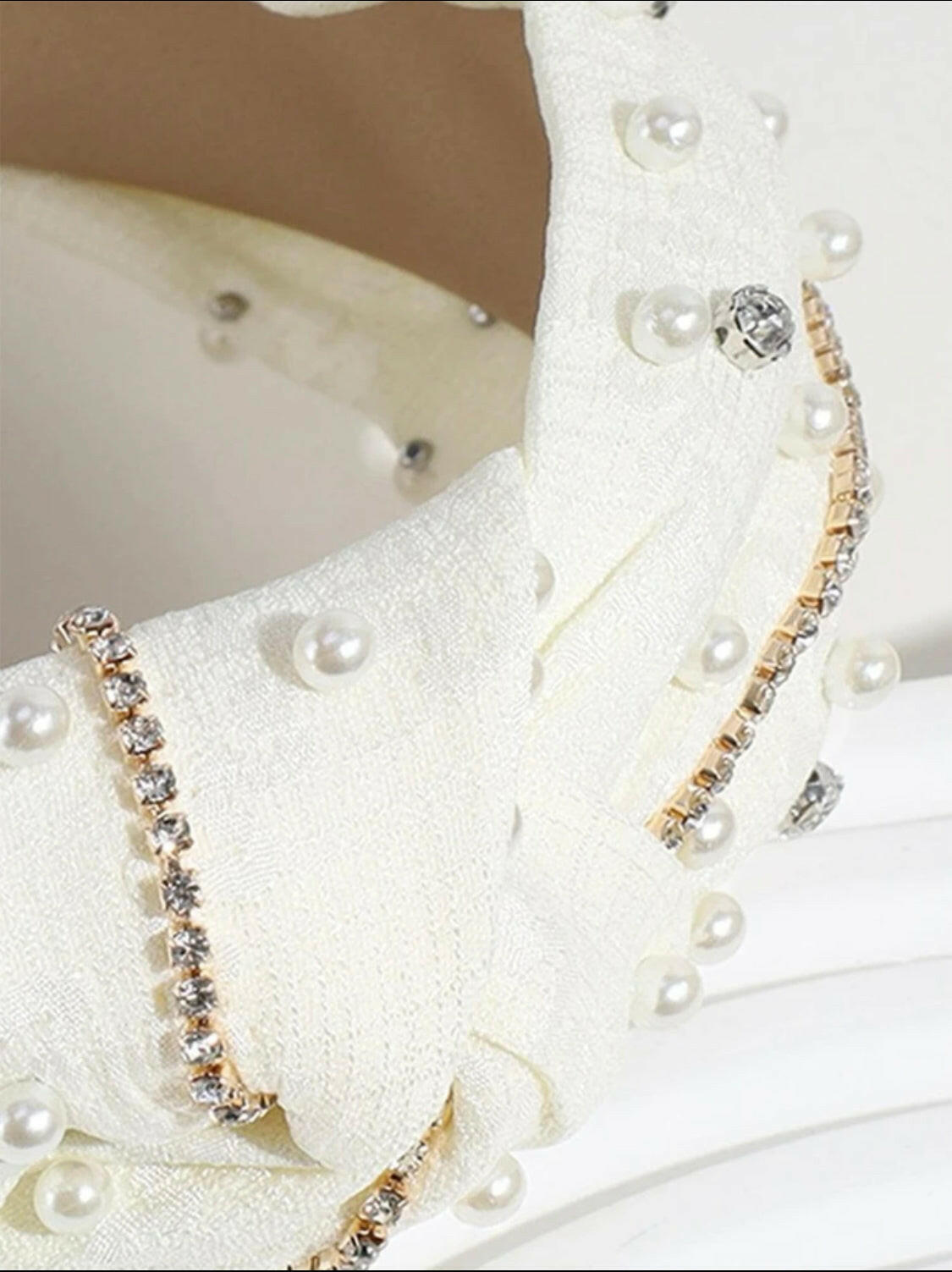 This White Rhinestone & Faux Pearl Decor Headband has been elegantly designed with white rhinestones and faux pearls for a look that’s glamorous and fashionable. Perfect for special occasions, this beautiful headband will elevate any style.