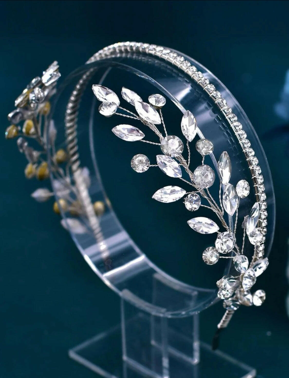 This Rhinestone Leaf Decor Glamorous elegant Bride Headband is the perfect final accessory for the discerning bride. Eye-catching rhinestones set against a stunning leaf design add an air of sophistication to any bridal look. Crafted from durable materials, this headband will remain a timeless keepsake for years to come.