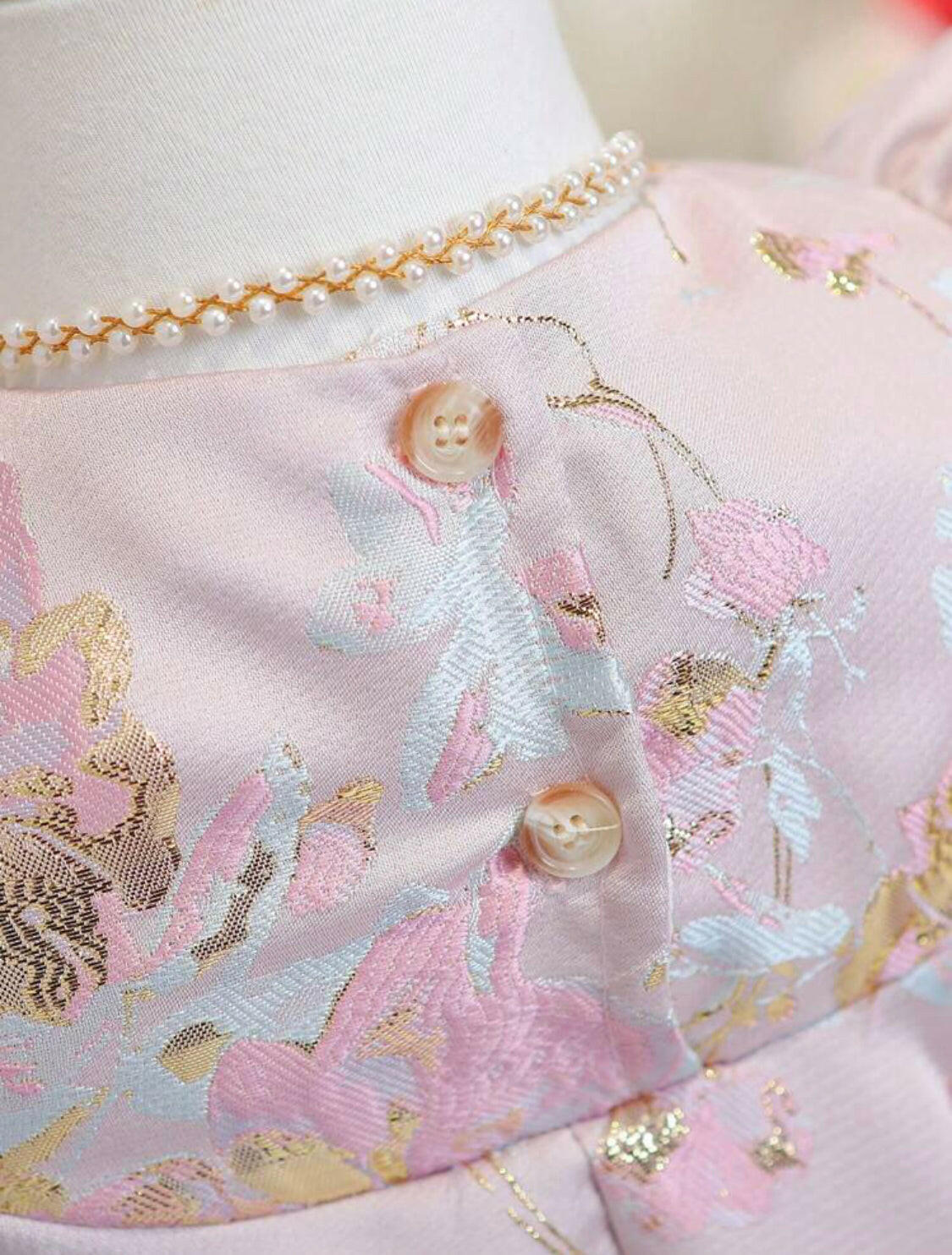 This Baby Girls Floral Print Bow Front Puff Sleeve Dress is perfect for a special occasion. Crafted with a delicate floral pattern and bow front details, this ultra-comfortable dress will provide your little one with all-day comfort. The puff sleeves add a charming touch to this beautiful piece.