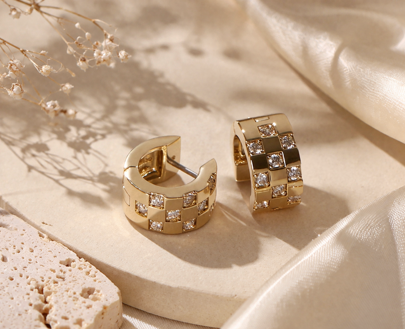Estilo Grid Glow Earrings