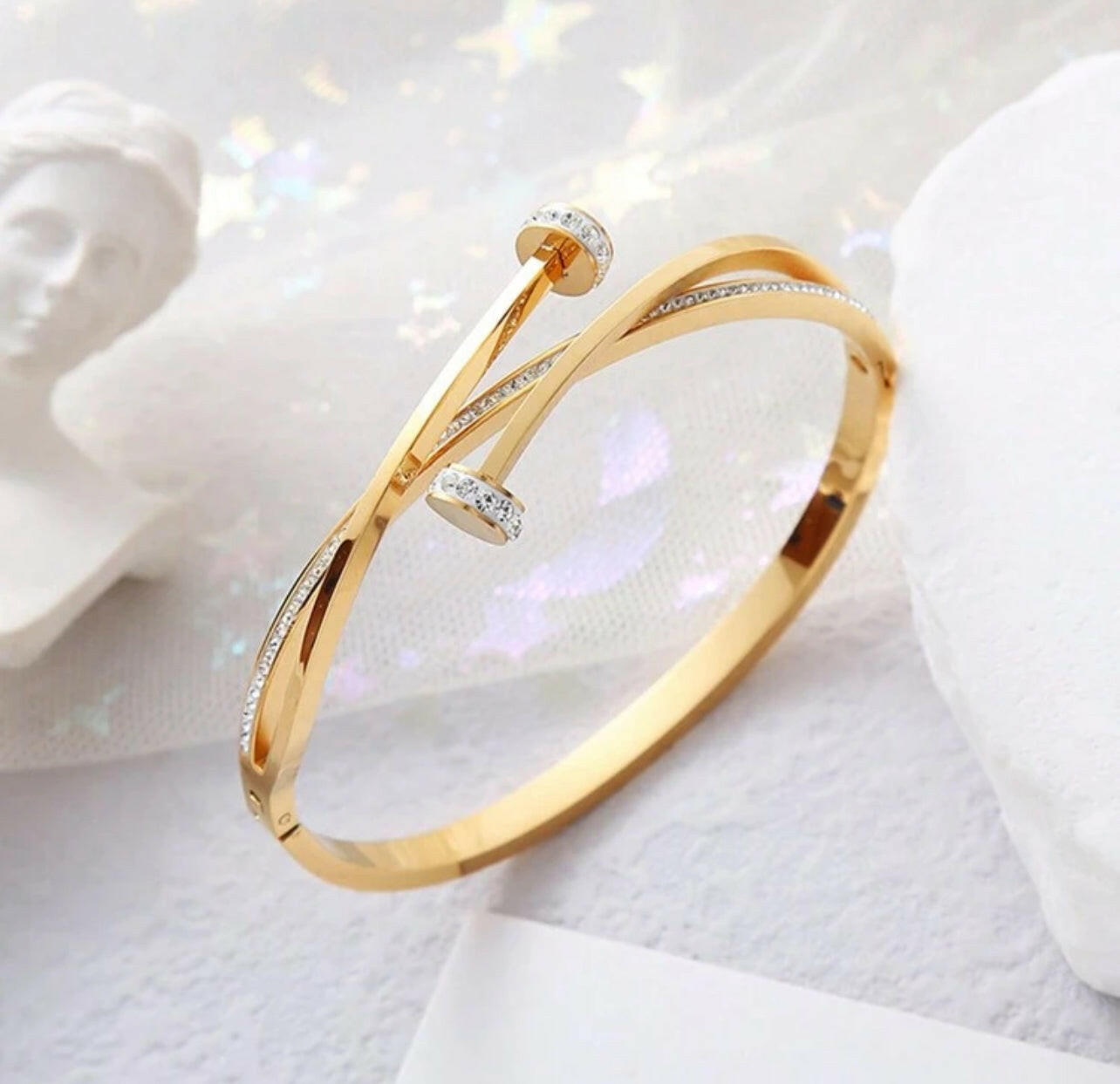 This stylish 1pc Minimalist Design Bangle features a nail pattern and unique cross embellished with sparkling rhinestones. Crafted from stainless steel, this timeless piece is perfect for everyday wear.
