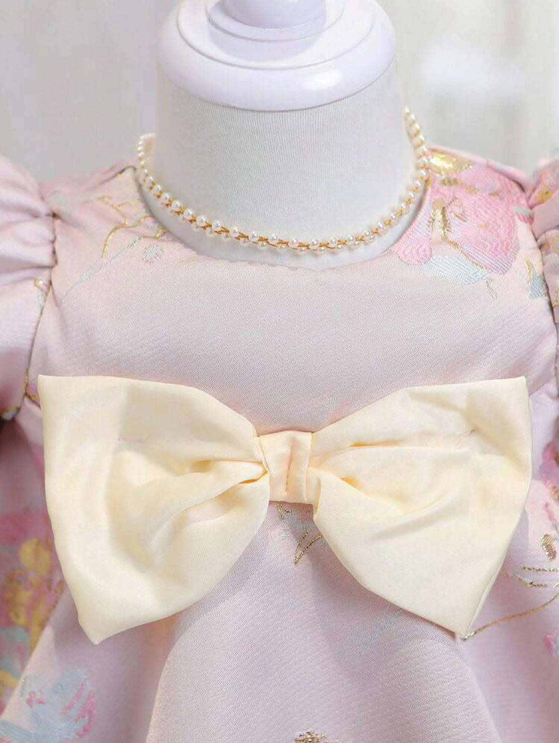 This Baby Girls Floral Print Bow Front Puff Sleeve Dress is perfect for a special occasion. Crafted with a delicate floral pattern and bow front details, this ultra-comfortable dress will provide your little one with all-day comfort. The puff sleeves add a charming touch to this beautiful piece.