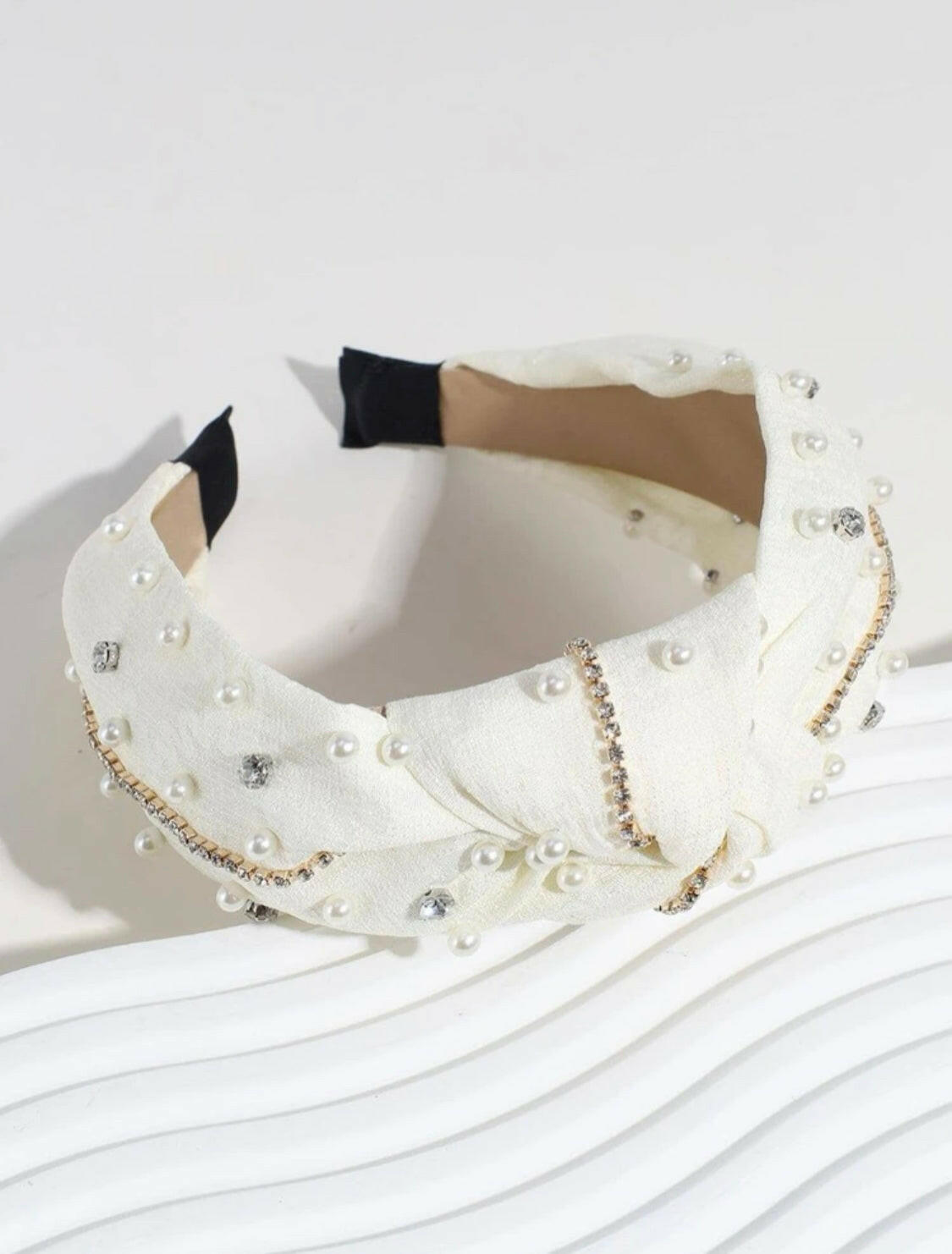 This White Rhinestone & Faux Pearl Decor Headband has been elegantly designed with white rhinestones and faux pearls for a look that’s glamorous and fashionable. Perfect for special occasions, this beautiful headband will elevate any style.