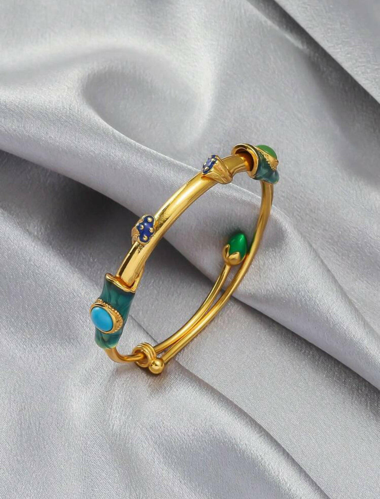This Adjustable Chinese Style Lotus Seed Enamel Craft Sand Bangle is a finely crafted piece of jewelry. The adjustable bangle features an intricately designed lotus seed and enamel craft sand design, perfect for adding a touch of Chinese style to any outfit. It's the perfect accessory to dress up any look.