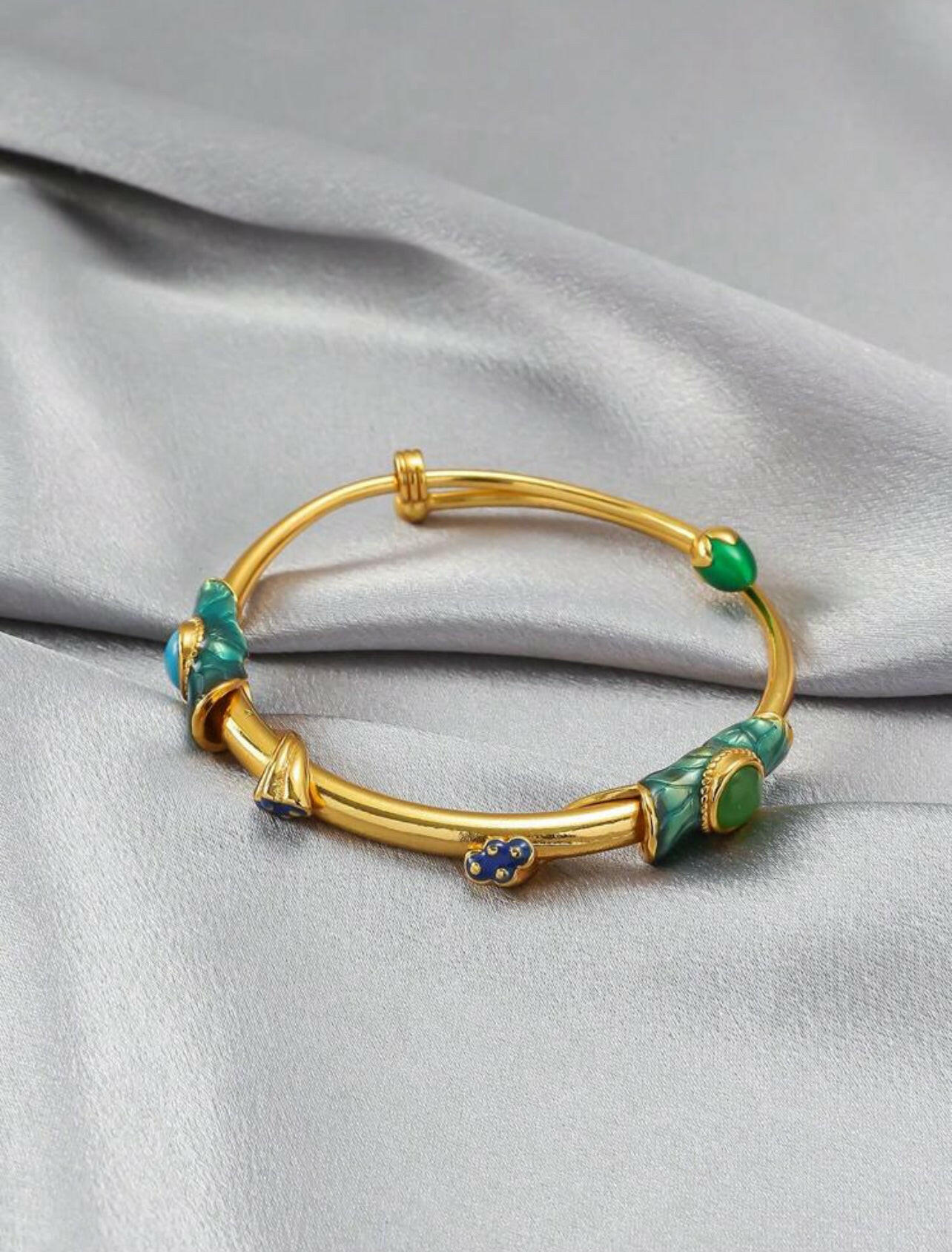 This Adjustable Chinese Style Lotus Seed Enamel Craft Sand Bangle is a finely crafted piece of jewelry. The adjustable bangle features an intricately designed lotus seed and enamel craft sand design, perfect for adding a touch of Chinese style to any outfit. It's the perfect accessory to dress up any look.