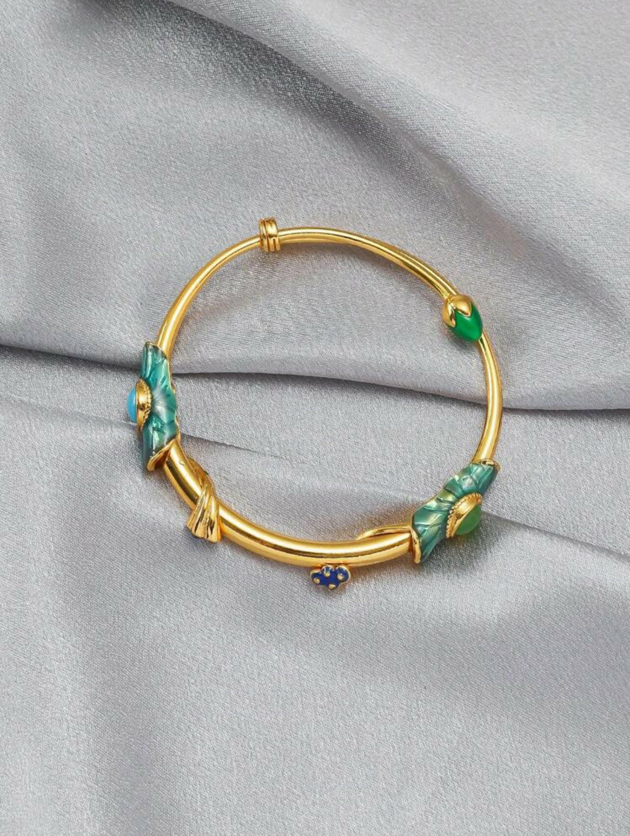 This Adjustable Chinese Style Lotus Seed Enamel Craft Sand Bangle is a finely crafted piece of jewelry. The adjustable bangle features an intricately designed lotus seed and enamel craft sand design, perfect for adding a touch of Chinese style to any outfit. It's the perfect accessory to dress up any look.