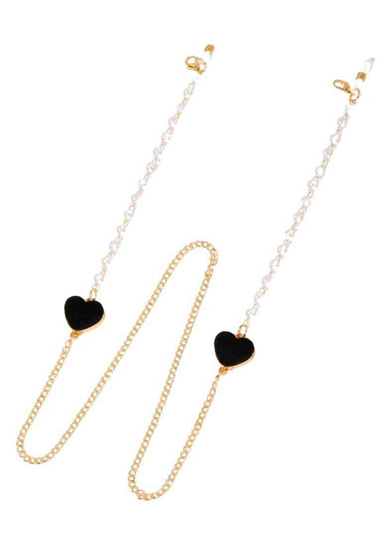 Heart and faux pearl decorated glasses chain, a chic and functional accessory for keeping eyeglasses or sunglasses secure, with a touch of elegance and charm.