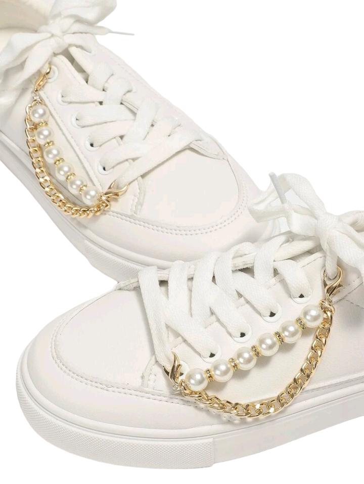 Two shoe decorations featuring faux pearl and chain embellishments. These shoe accessories add a touch of sophistication and elegance to your footwear, with faux pearls and dainty chains, creating a stylish and refined look.