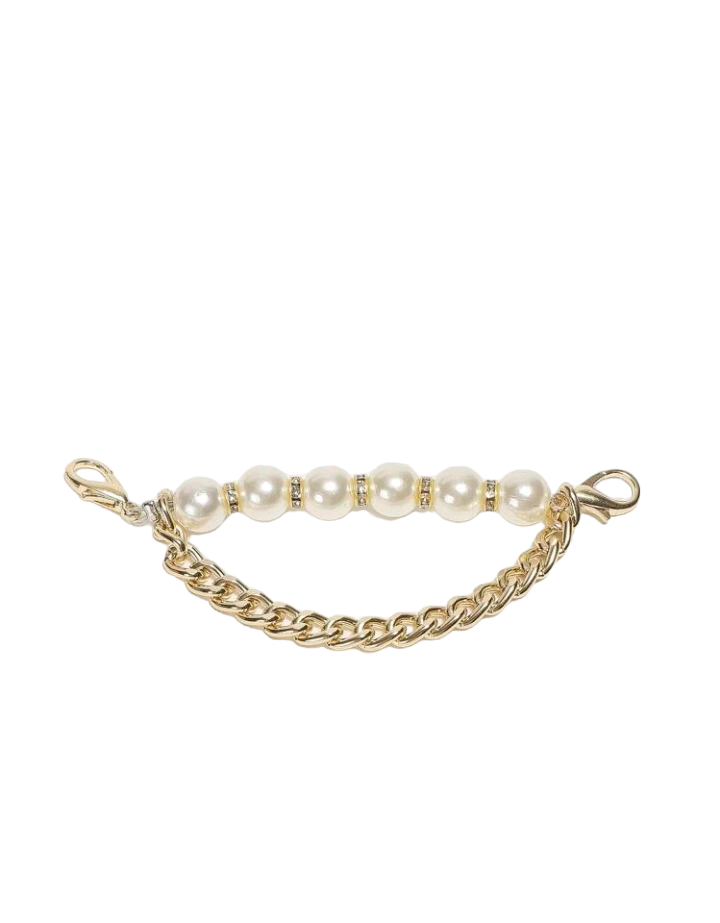 Two shoe decorations featuring faux pearl and chain embellishments. These shoe accessories add a touch of sophistication and elegance to your footwear, with faux pearls and dainty chains, creating a stylish and refined look.