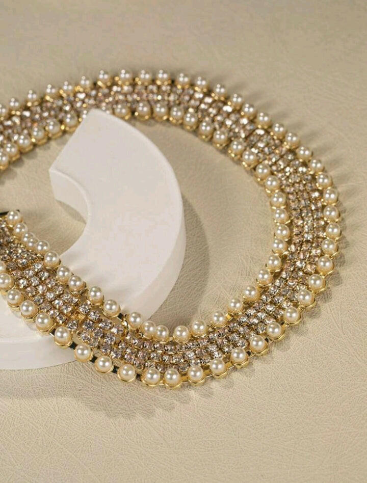 Glamorous rhinestone and faux pearl decorated necklace, featuring a dazzling combination of sparkling rhinestones and lustrous faux pearls. This exquisite necklace adds a touch of opulence and sophistication to any attire, making it a stunning statement piece for special occasions.